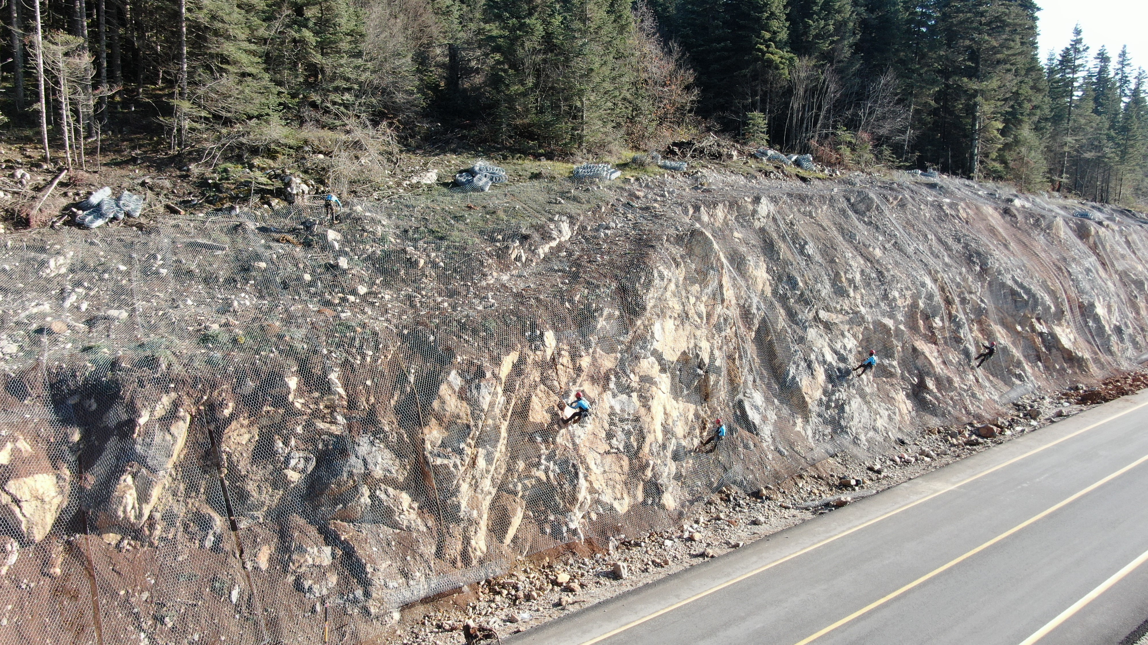Sık Sık Heyelanların Yaşandığı Yaralıgöz Dağı Çelik Ağlarla Örüldü (1)