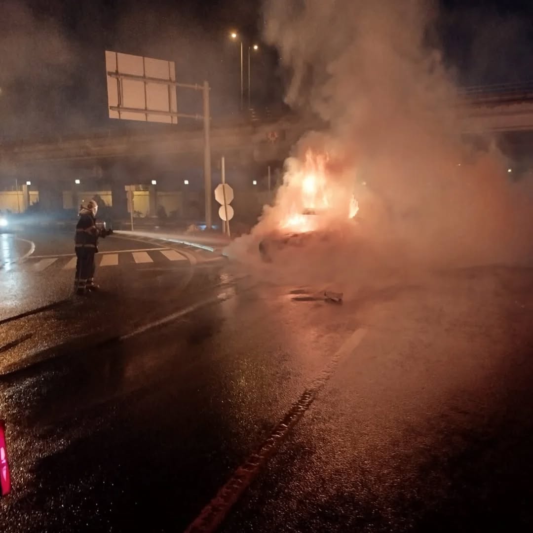 Sunta Kavşağı Otomobil Küle Döndü (2)