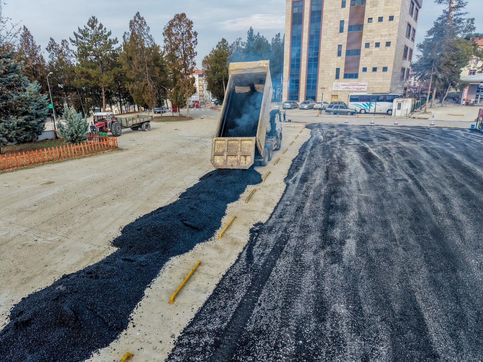 Taşköprü Belediyesi Hastane Otoparkını Sıcak Asfaltla Buluşturdu (2)