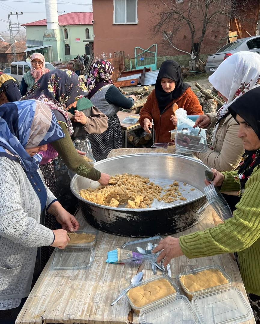 Taşköprü’de Üç Aylar Helvası Dağıtıldı (2)