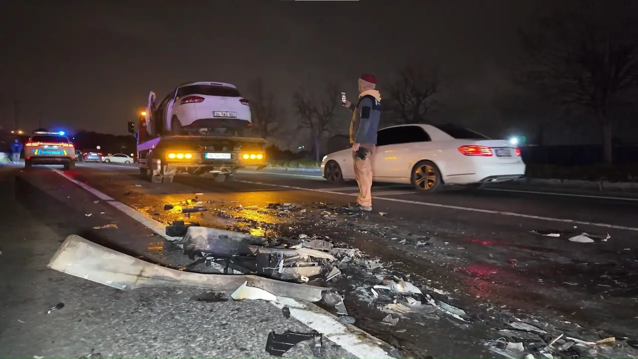 37 Plaka İstanbul’da Kazaya Karıştı, 1'I Ağır 2 Yaralı (2)