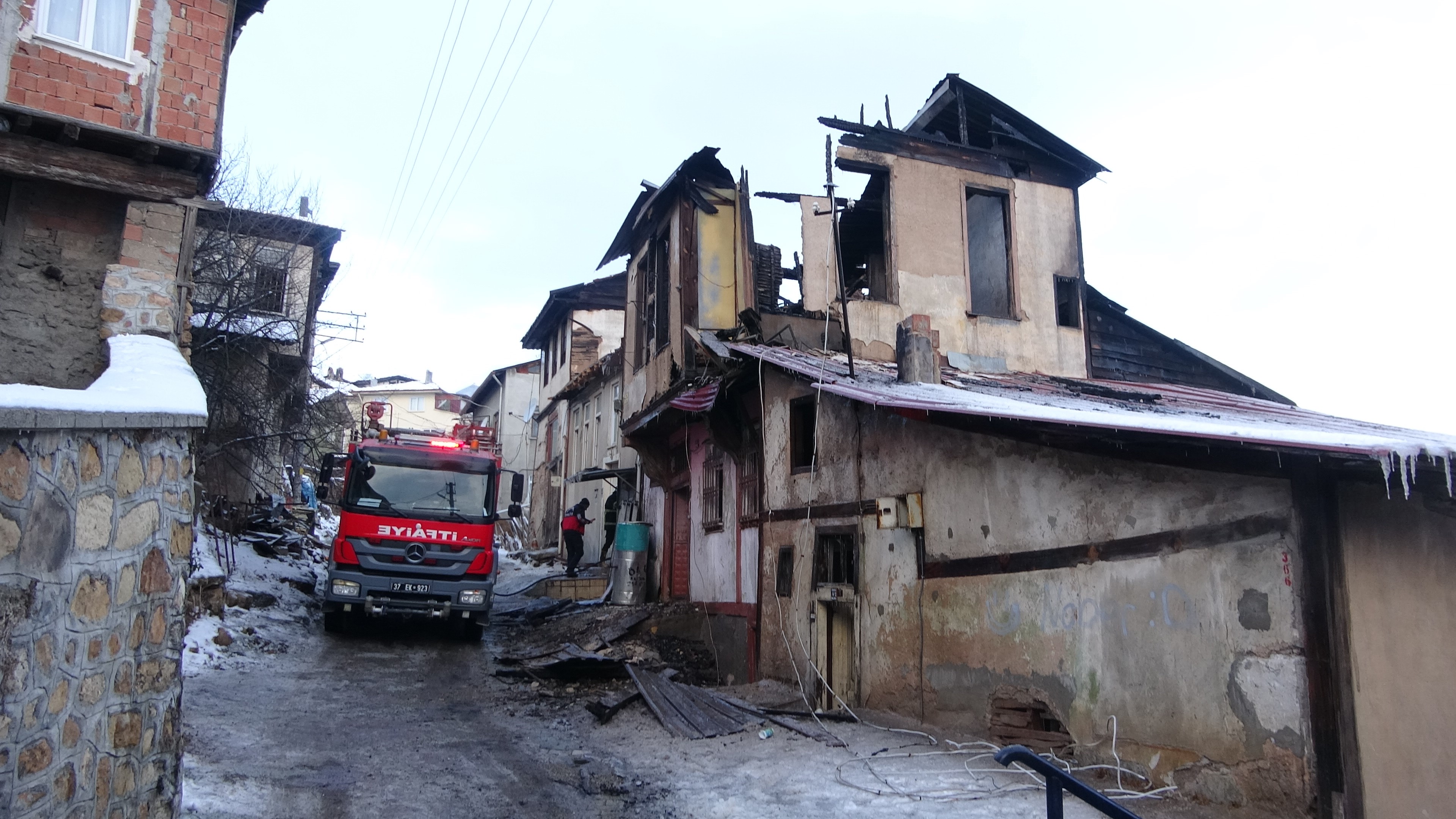 Alev Alev Yanan Tarihi Konaktan Geriye Duvarları Kaldı (3)