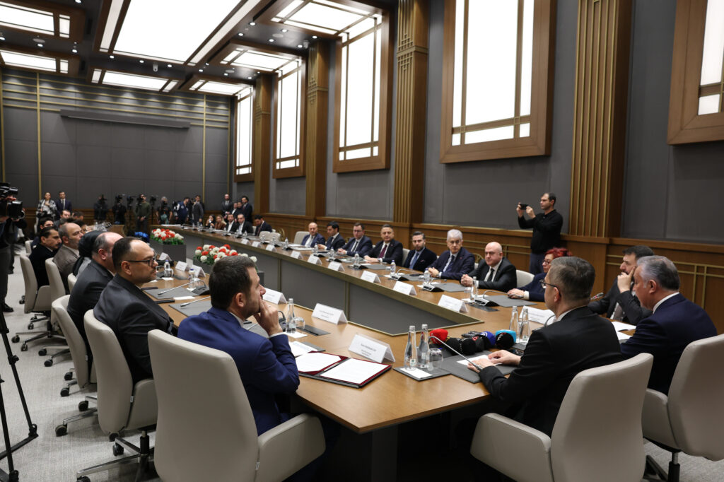 Bik Duran Konusmaya Devam