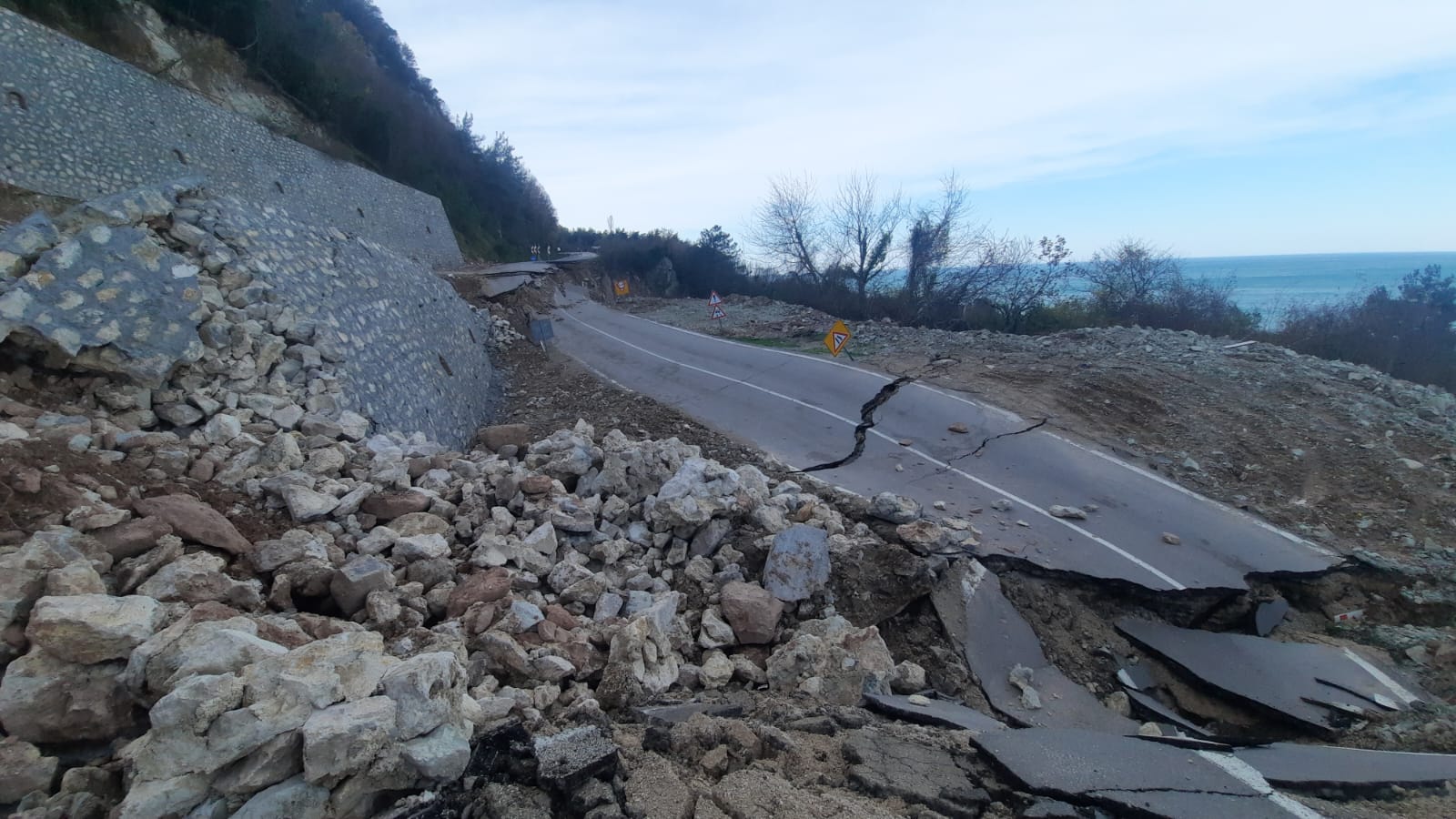 Cide’de Çöken Sahil Yolunda Son Durum (3)