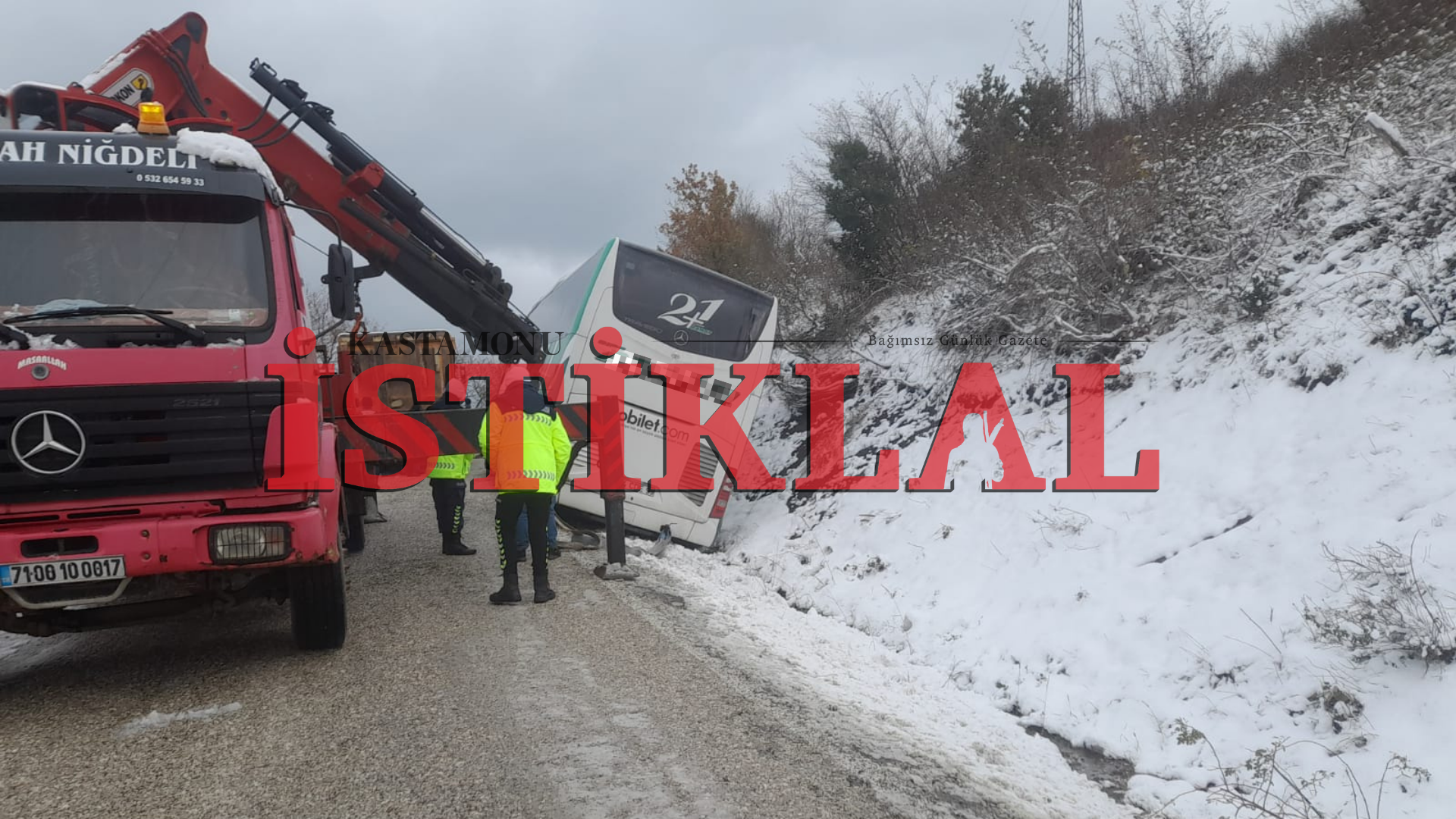 Cide'de Yolcu Otobüsü Kar Nedeniyle Kaydı (2)