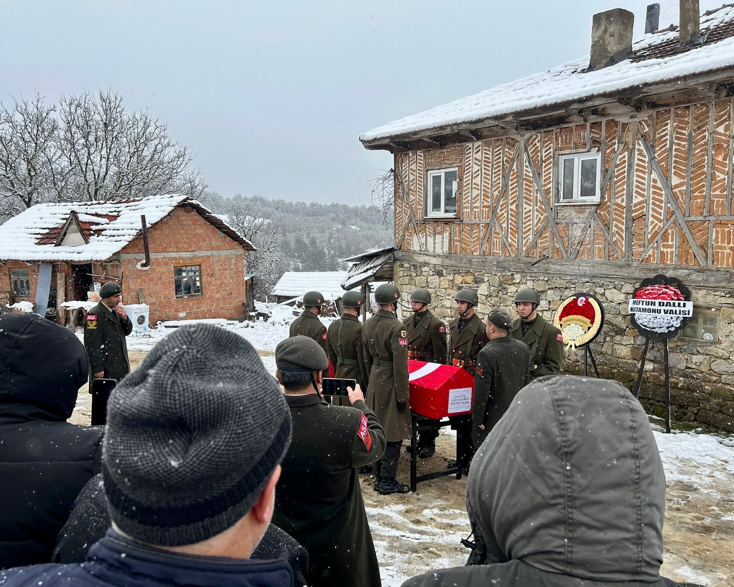 Gazi Ferdi Çatal’ın Cenazesinde Sedat Peker Detayı (1)-1