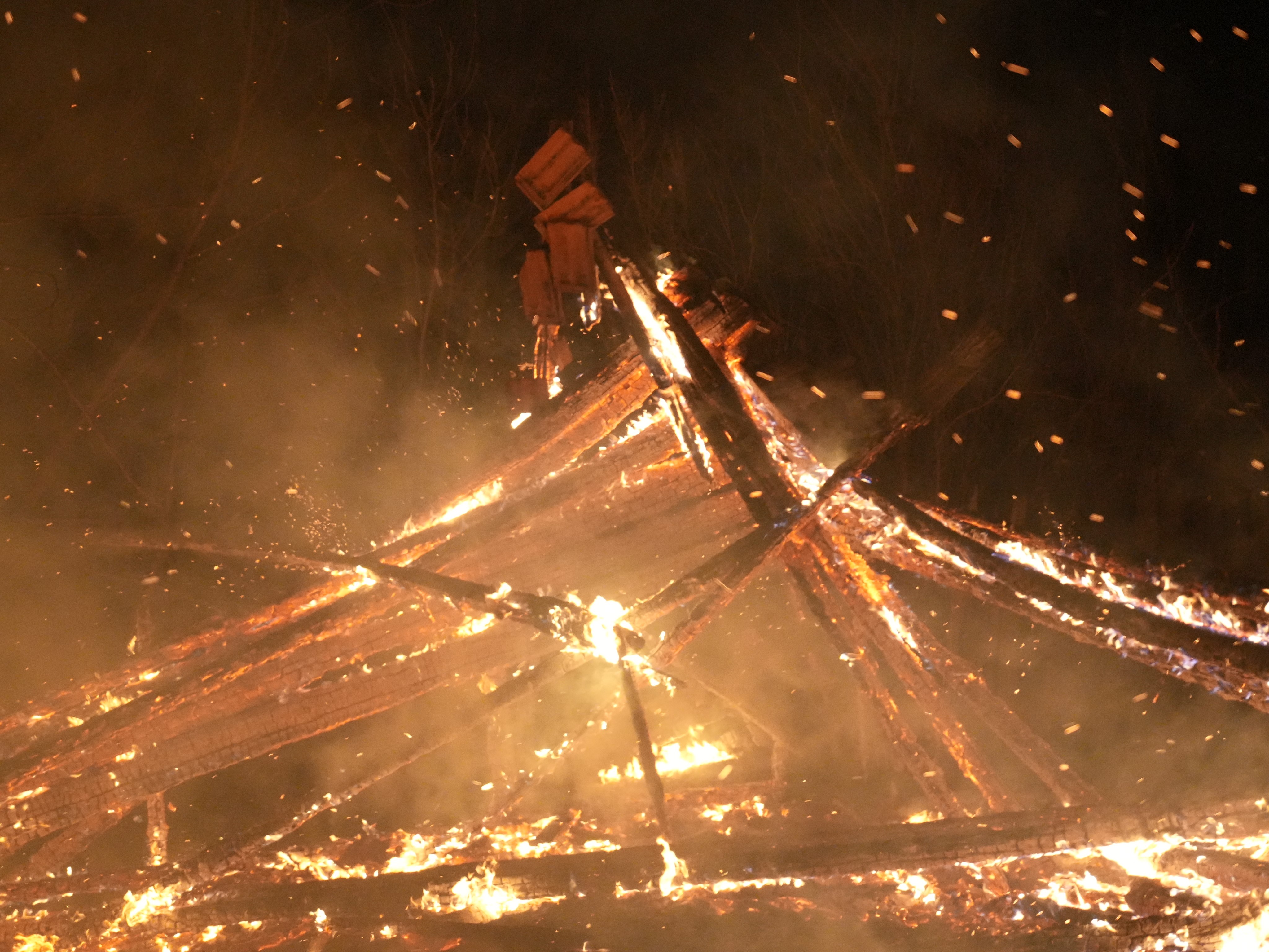 Kastamonu’da 3 Ev, 2 Samanlık Yandı (1)