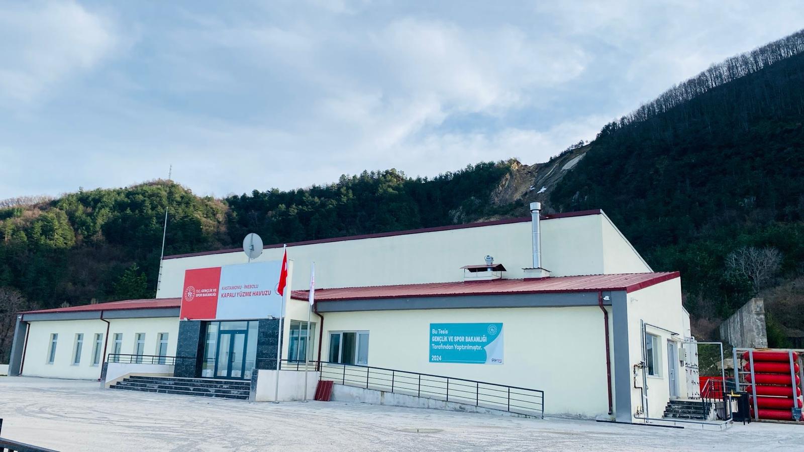 Kastamonu'nun İnebolu Ilçesinde Uzun Süredir Beklenen Kapalı Yüzme Havuzu Hizmete Girmek Için Eksikliklerinin Giderilmesini Bekliyor (1)