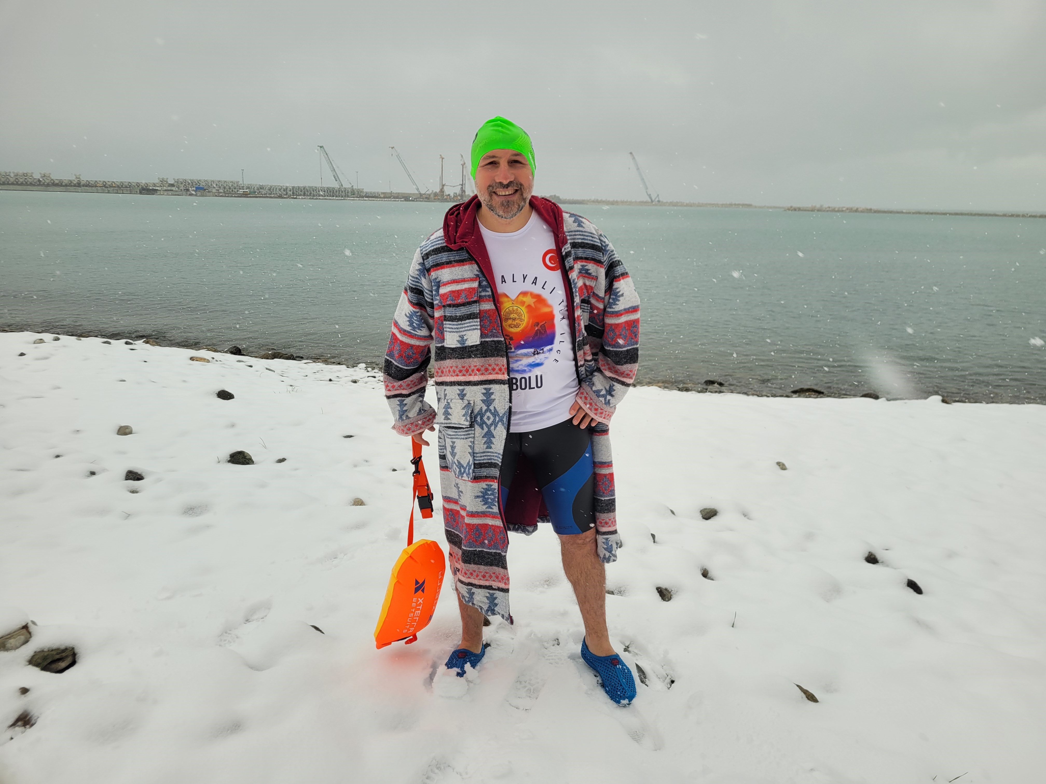 Kastamonu'nun Soğuğuna Aldırış Etmedi, Kar Altında Denizde Yüzdü (1)