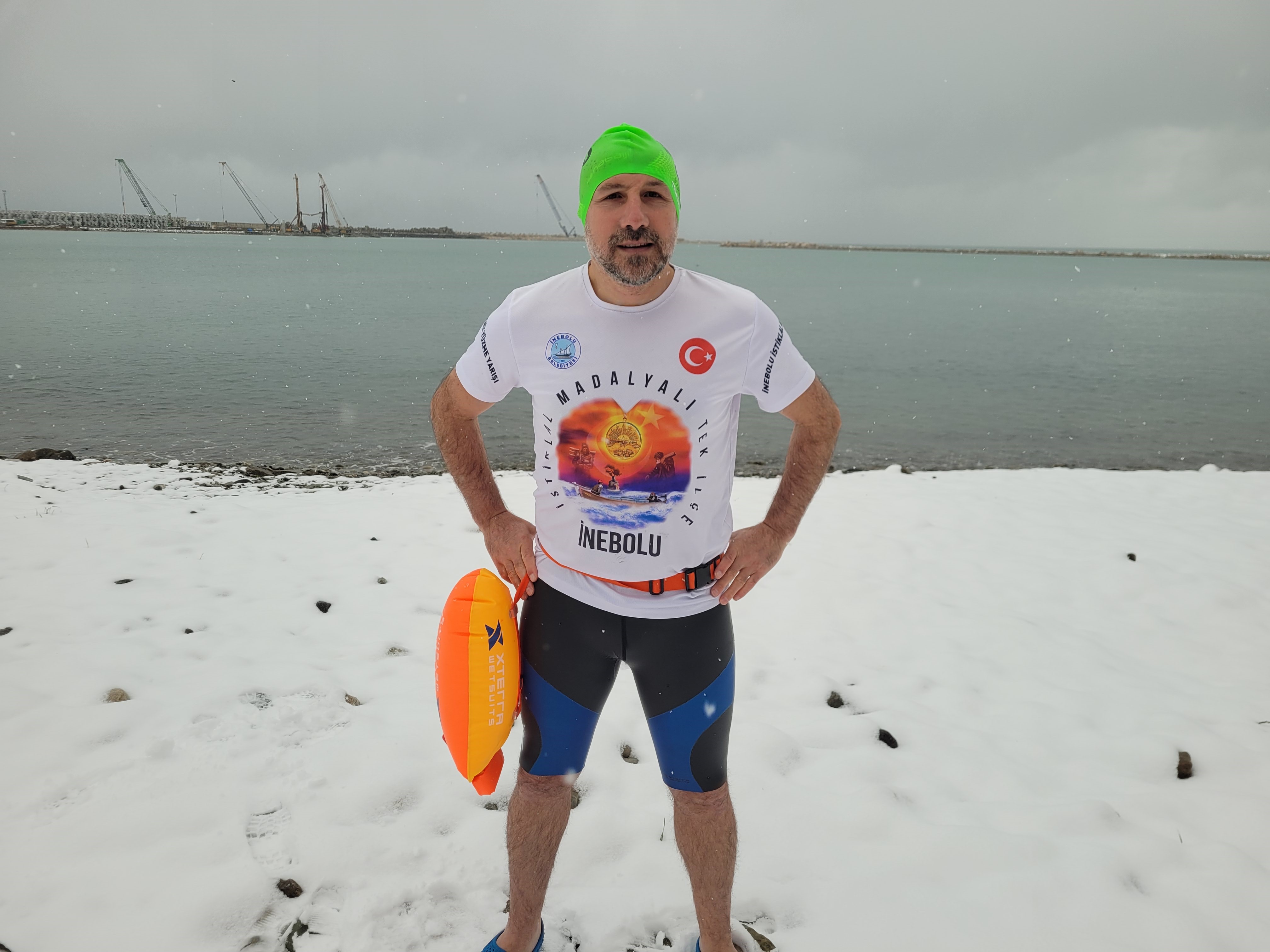 Kastamonu'nun Soğuğuna Aldırış Etmedi, Kar Altında Denizde Yüzdü (2)