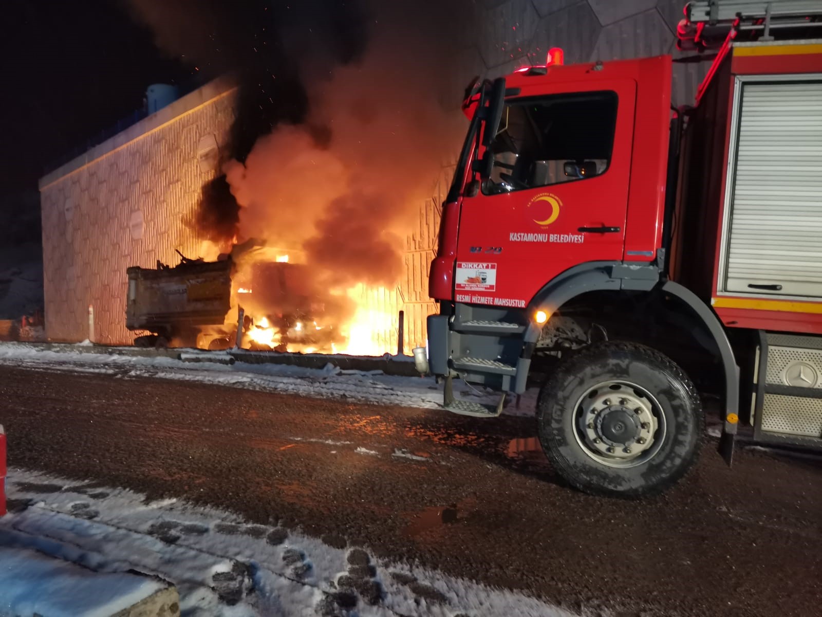 Kereste Yüklü Kamyon Yandı (2)