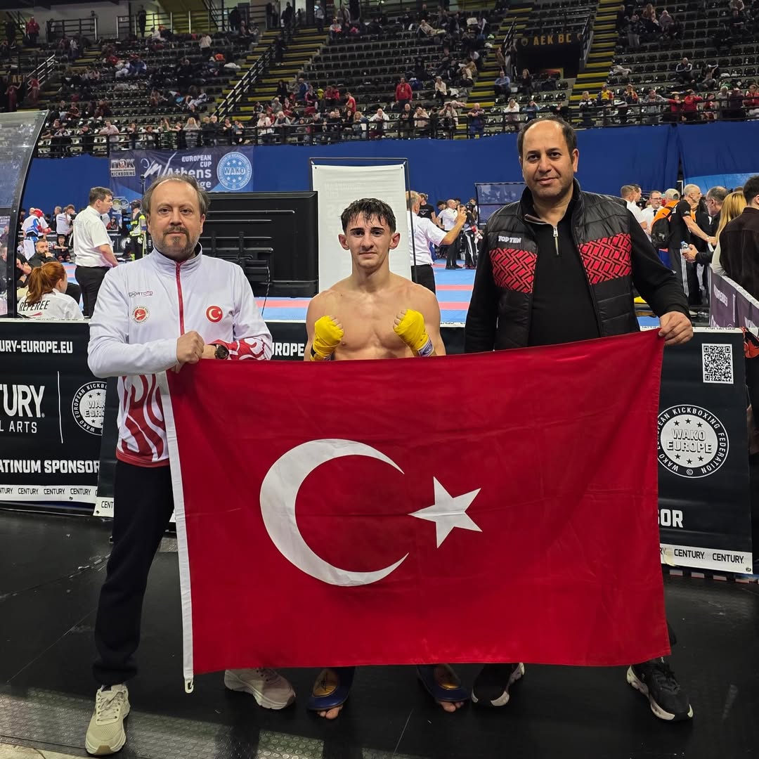 Ksatamonulu Atom Karınca Avrupada Ipi Gogusledi (1)