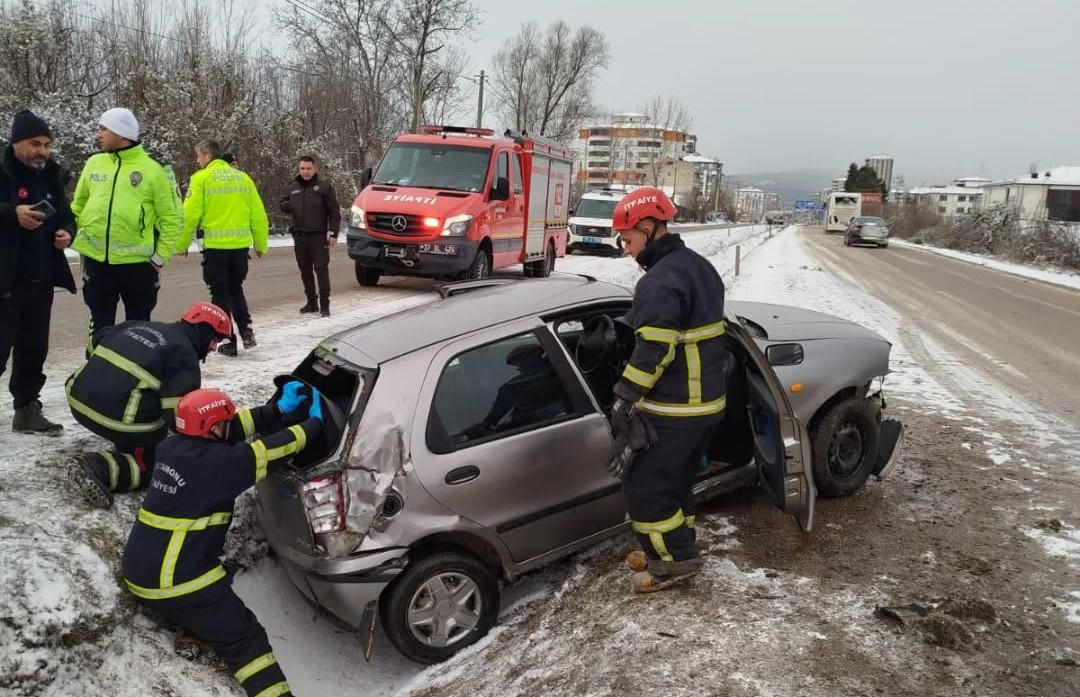 Taşköprü Yolunda Kaza! Sürücü Yaralandı (1)