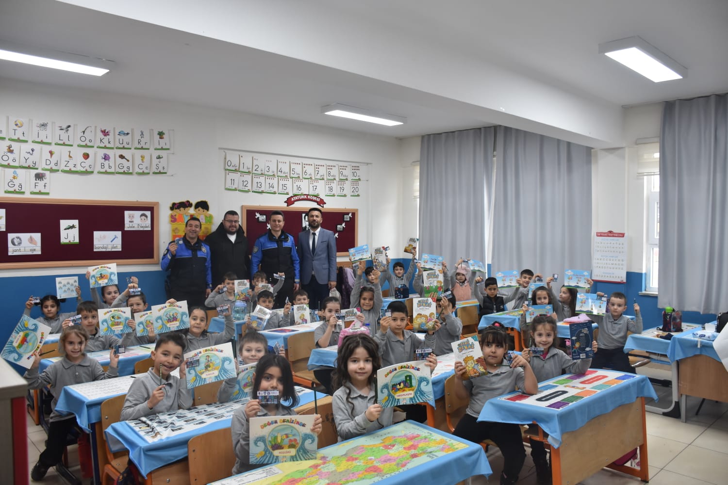 Toplum Destekli Polislik Şube Müdürlüğü’nden Öğrencilere Karne Hediyesi… (2)