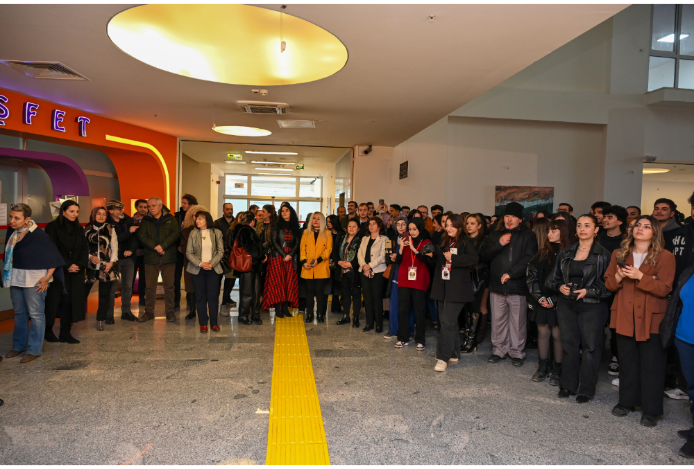 350 Sanatçı Posta Sanatıyla Asrın Felaketini Anlattı (1)