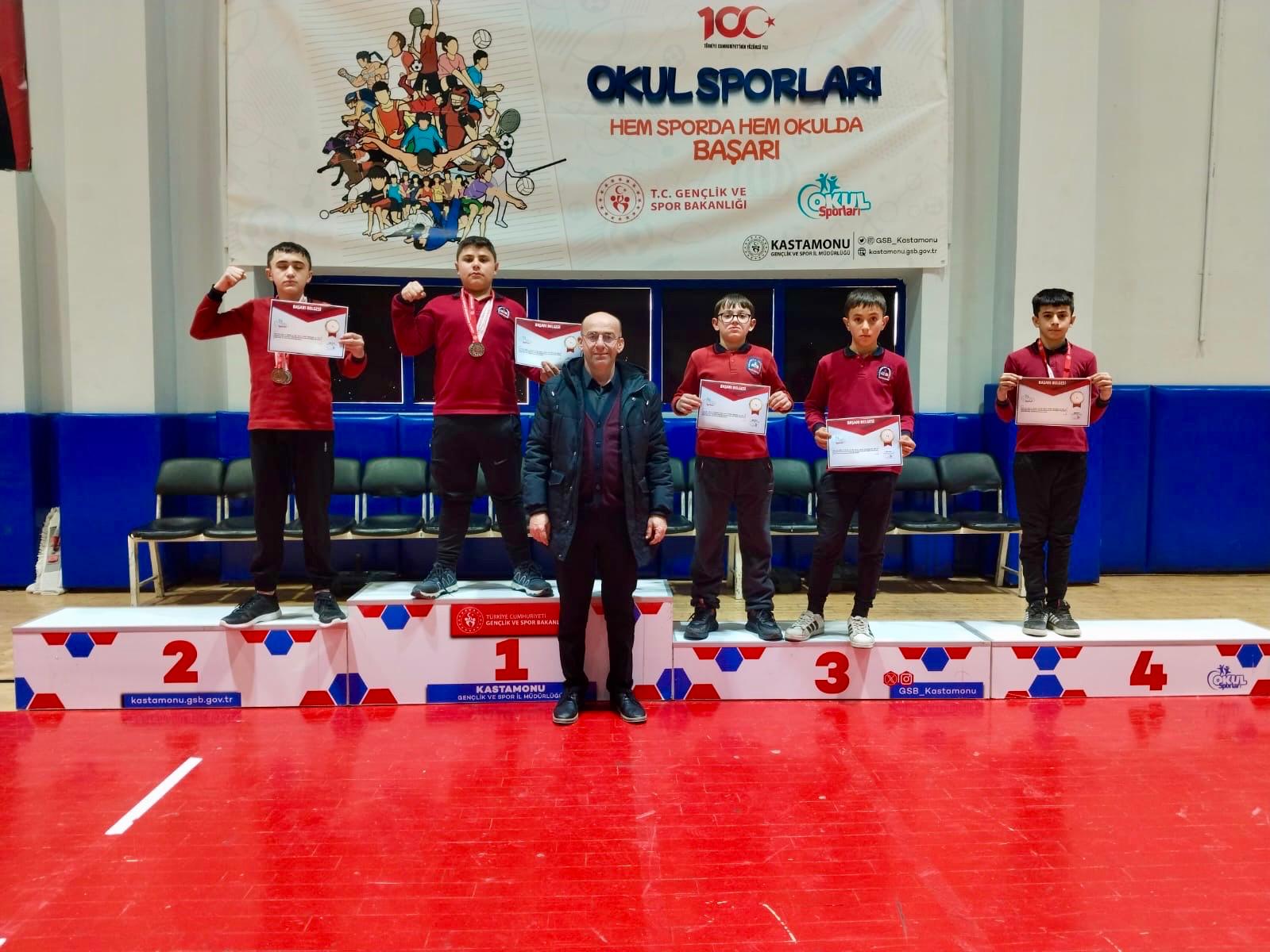 Akkaya Karadere Ortaokulu Madalyaları Topladı (1)