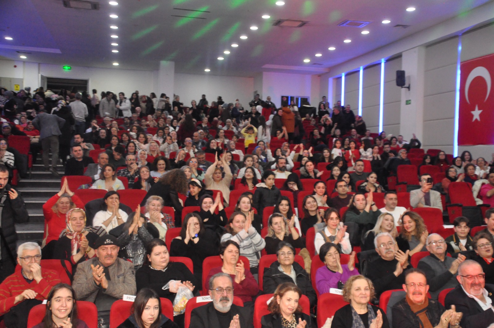 Aşk Şarkıları Gecesinde Salon Tıklım Tıklımdı (1)