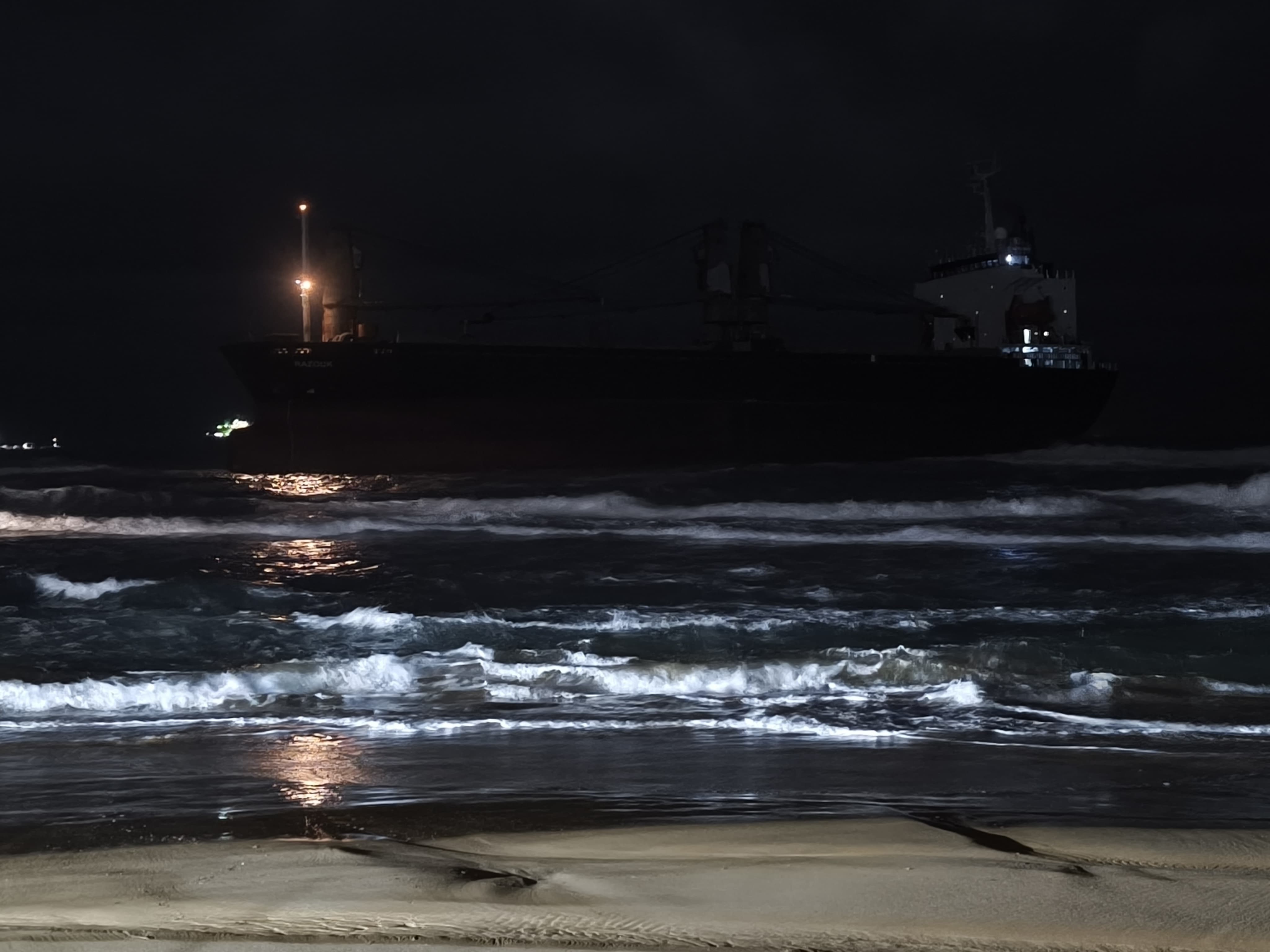 Cide Açıklarında Vurulan Gemi Bu Kez Sarıyer’de Karaya Oturdu (3)