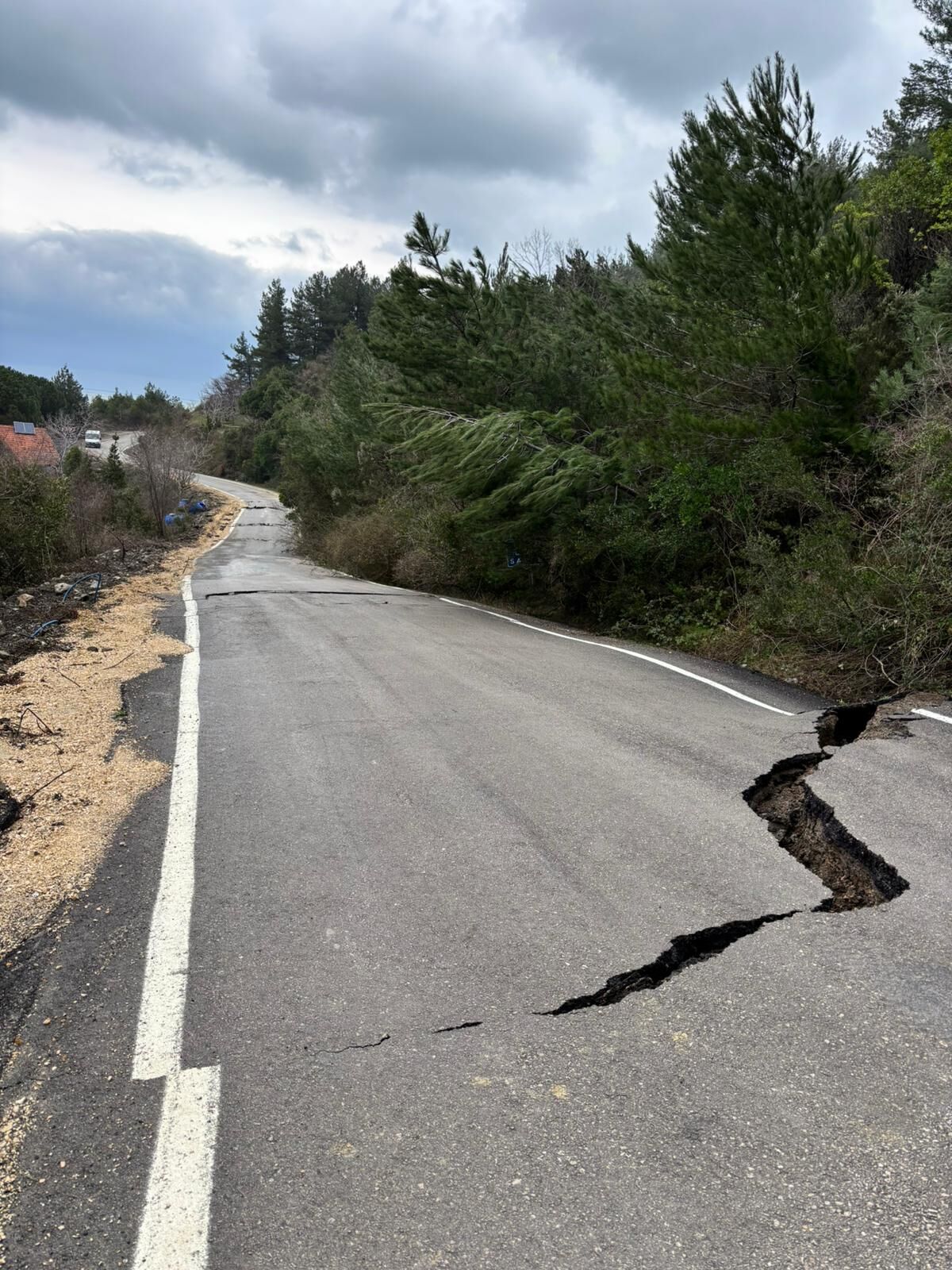 Cide Heyelan Yol Yarıldı (3)