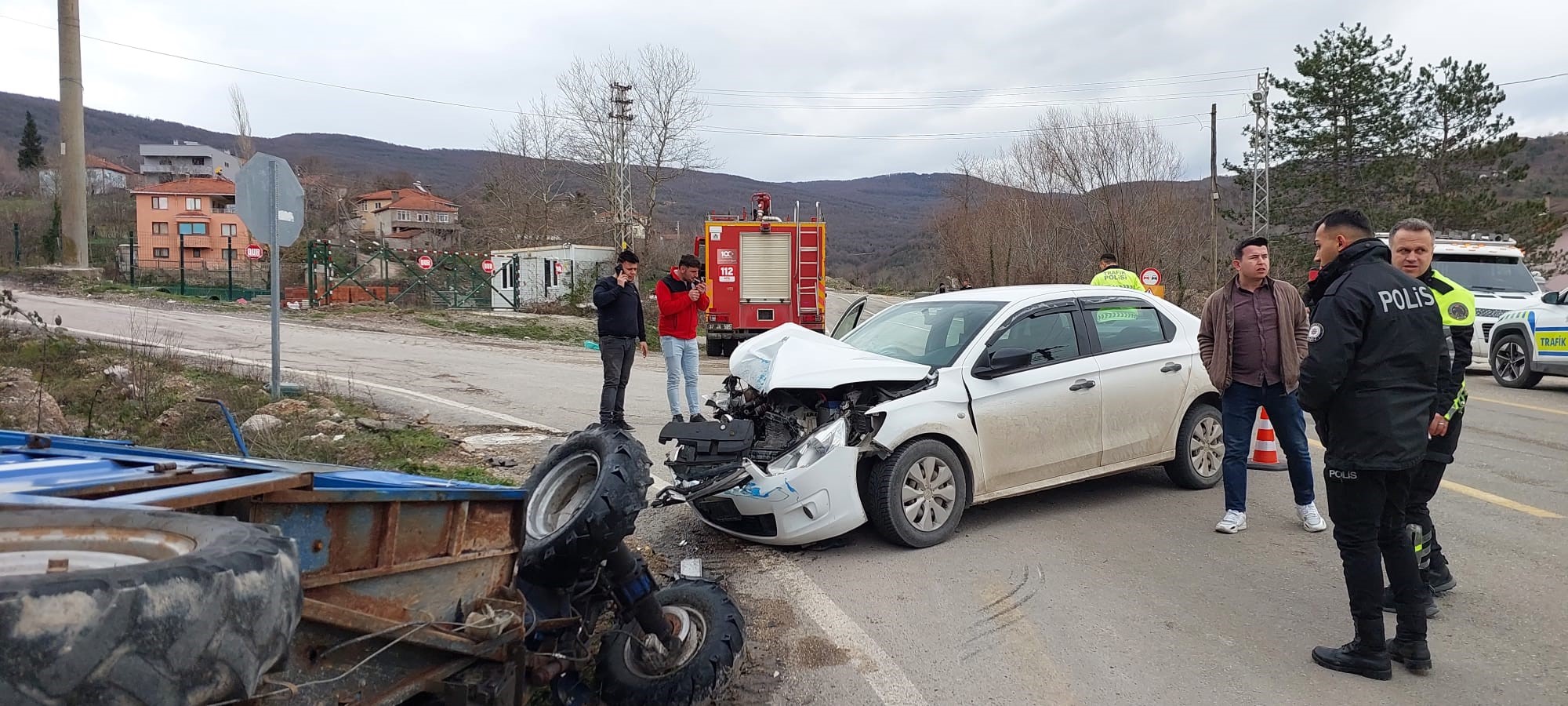 Cide'de Otomobil Ile Pat Pat Çarpıştı 3 Yaralı (1)