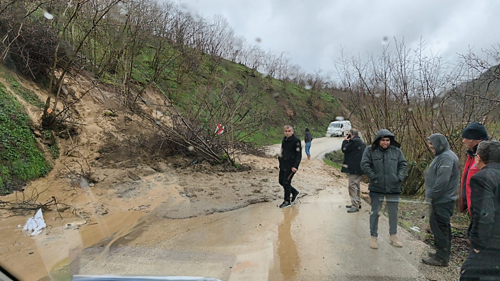 Cide’de Peş Peşe Heyelanlar Yaşanıyor (2)