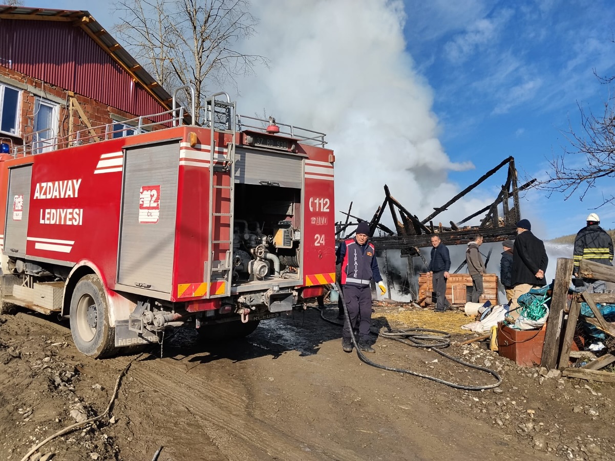 Kastamonu’da Çıkan Yangında Ev Kül Oldu (3)