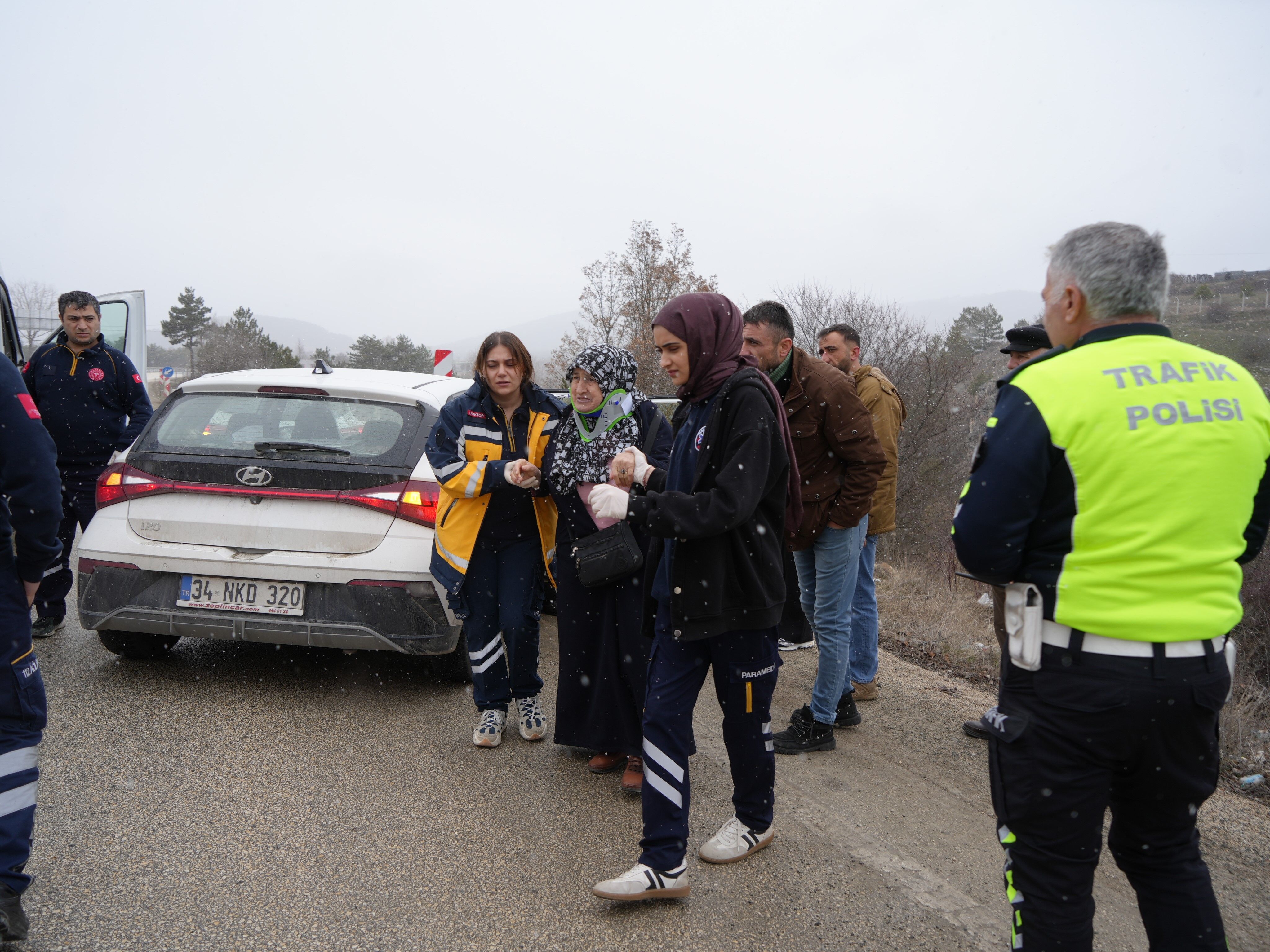 Kastamonu'da Virajı Alamayan Otomobil Ağaca Çarptı 3 Yaralı (5)