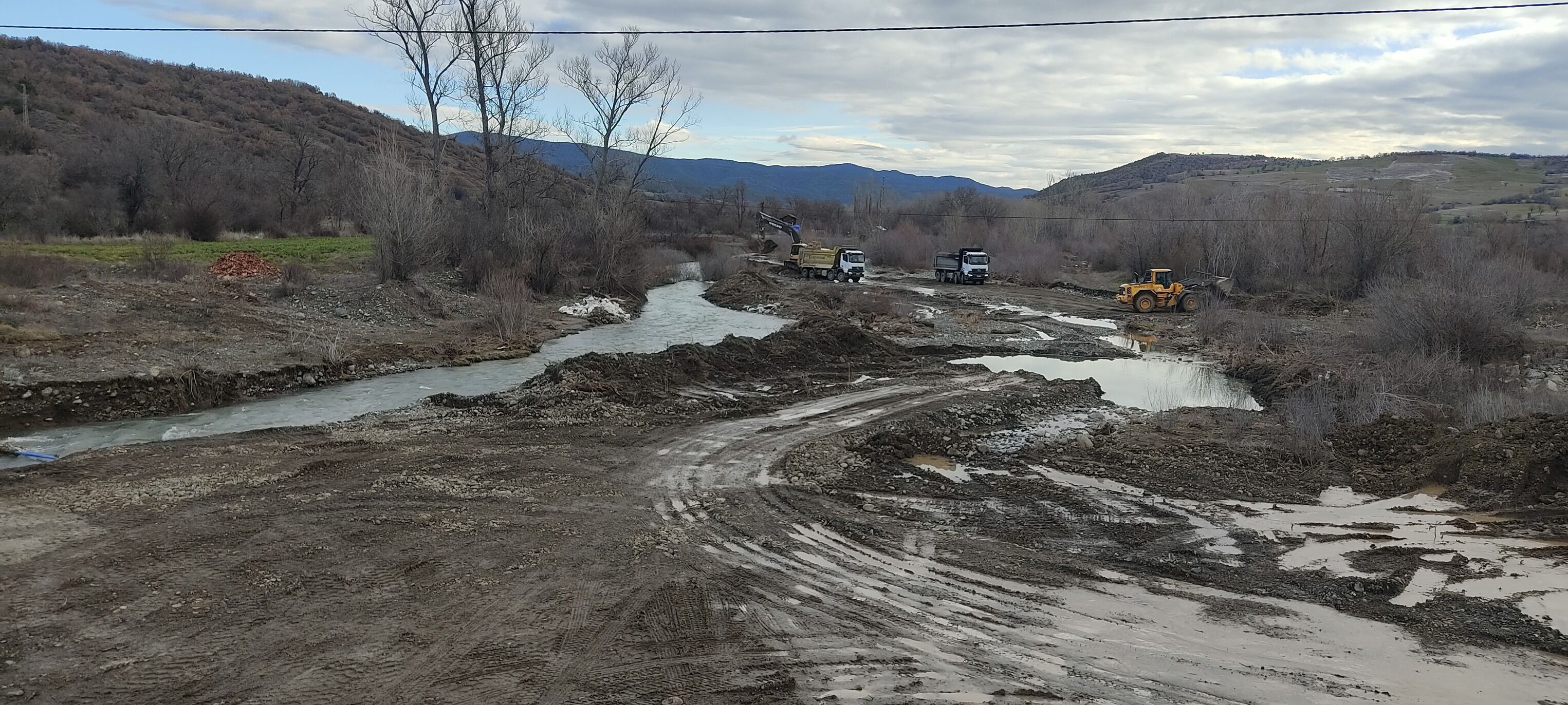 Ulaşıma Kapanan Yola Geçici Köprü! (1)