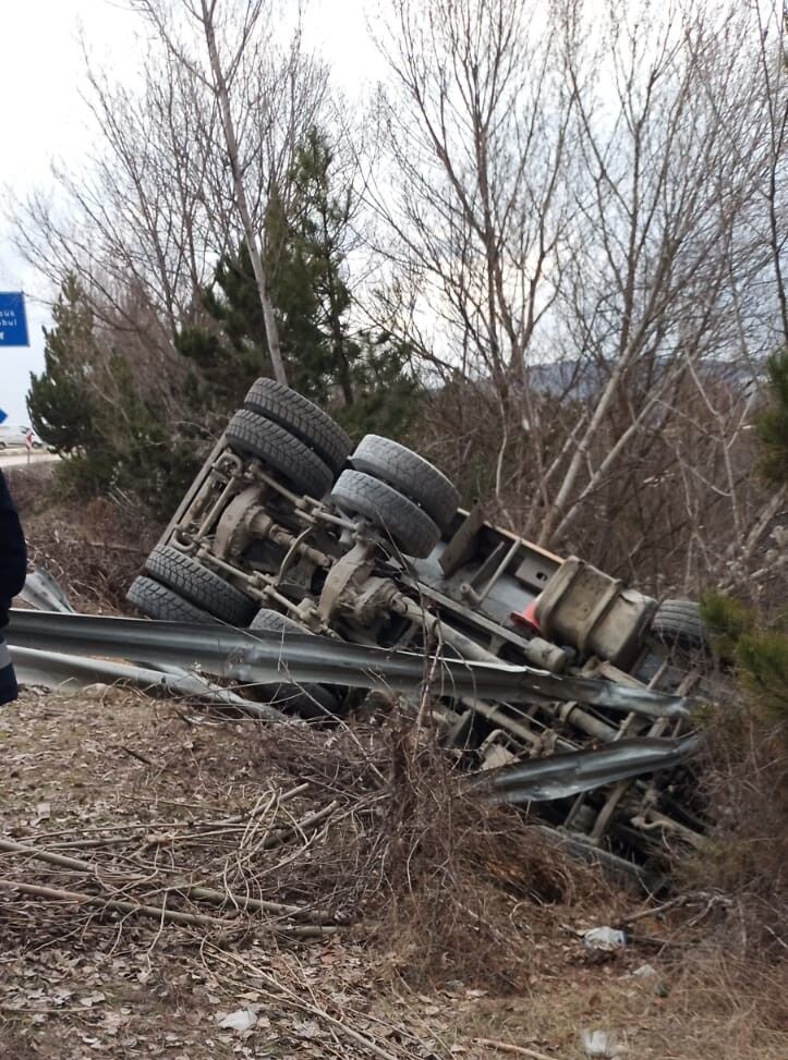 Hafriyat Kamyonu Sarampole Devrildi-1