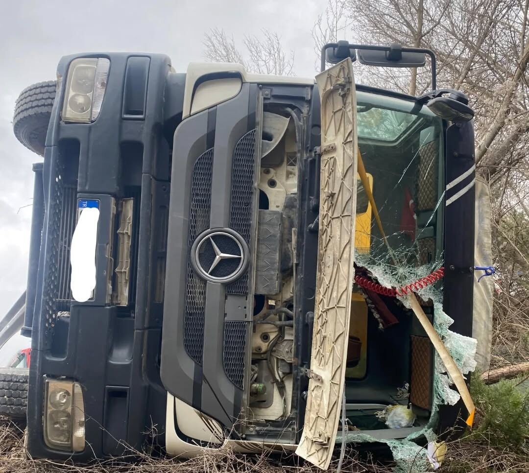 Hafriyat Kamyonu Sarampole Devrildi (1)