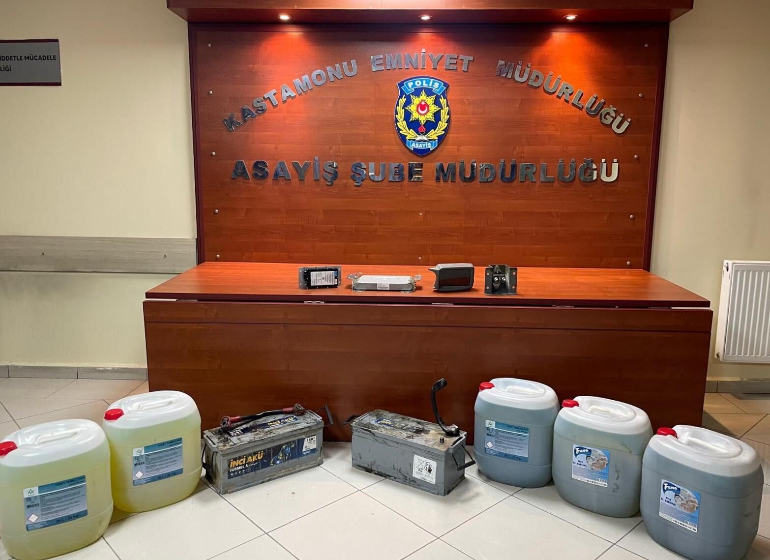 İş Maki̇nesi̇nden Hirsizlik Olayinin Şüpheli̇leri̇ Yakalandi (2)