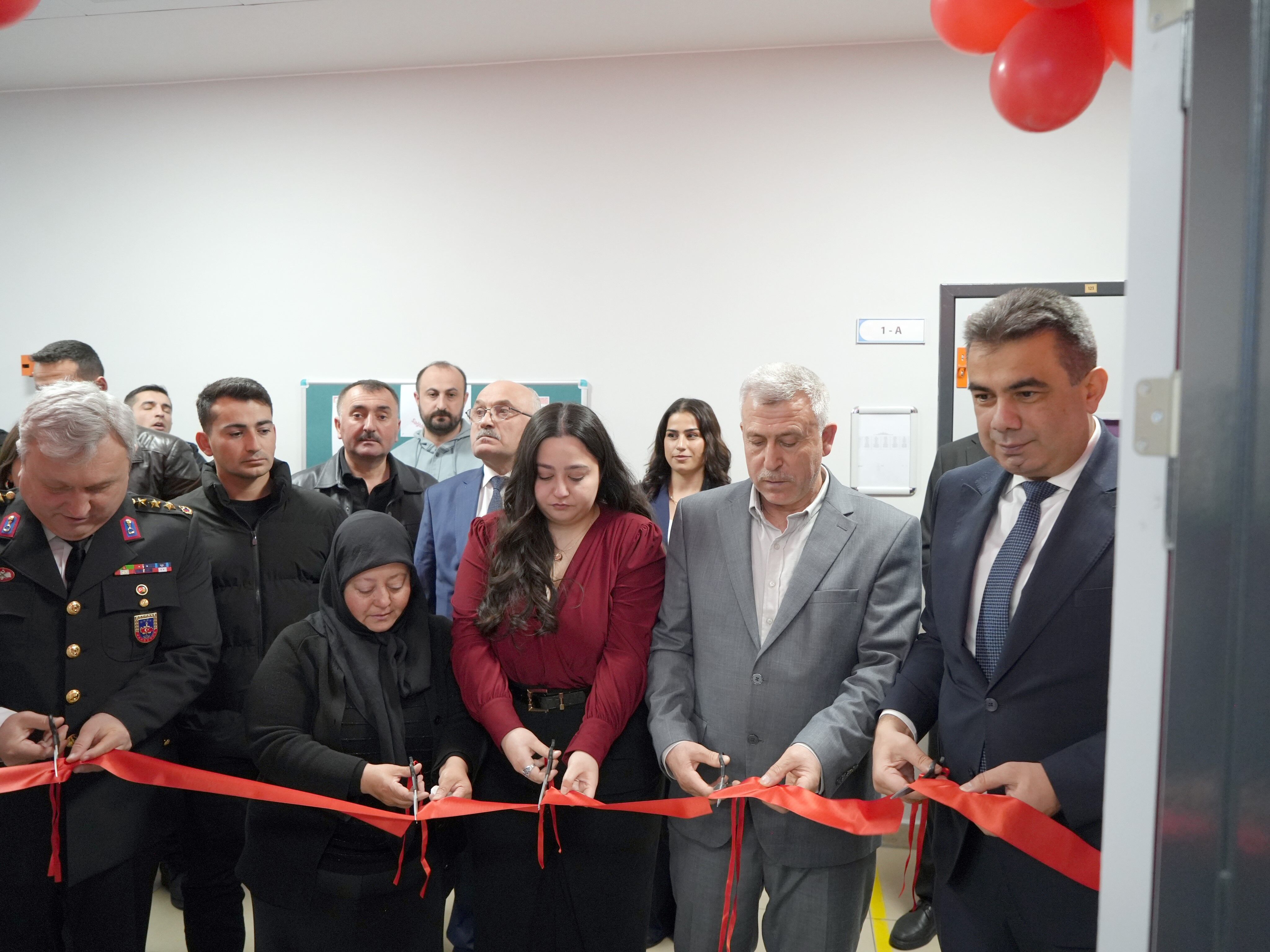 Şehidin Adı Köy Okulundaki Kütüphaneye Verildi, Ailesi Gözyaşlarını Tutamadı (1)