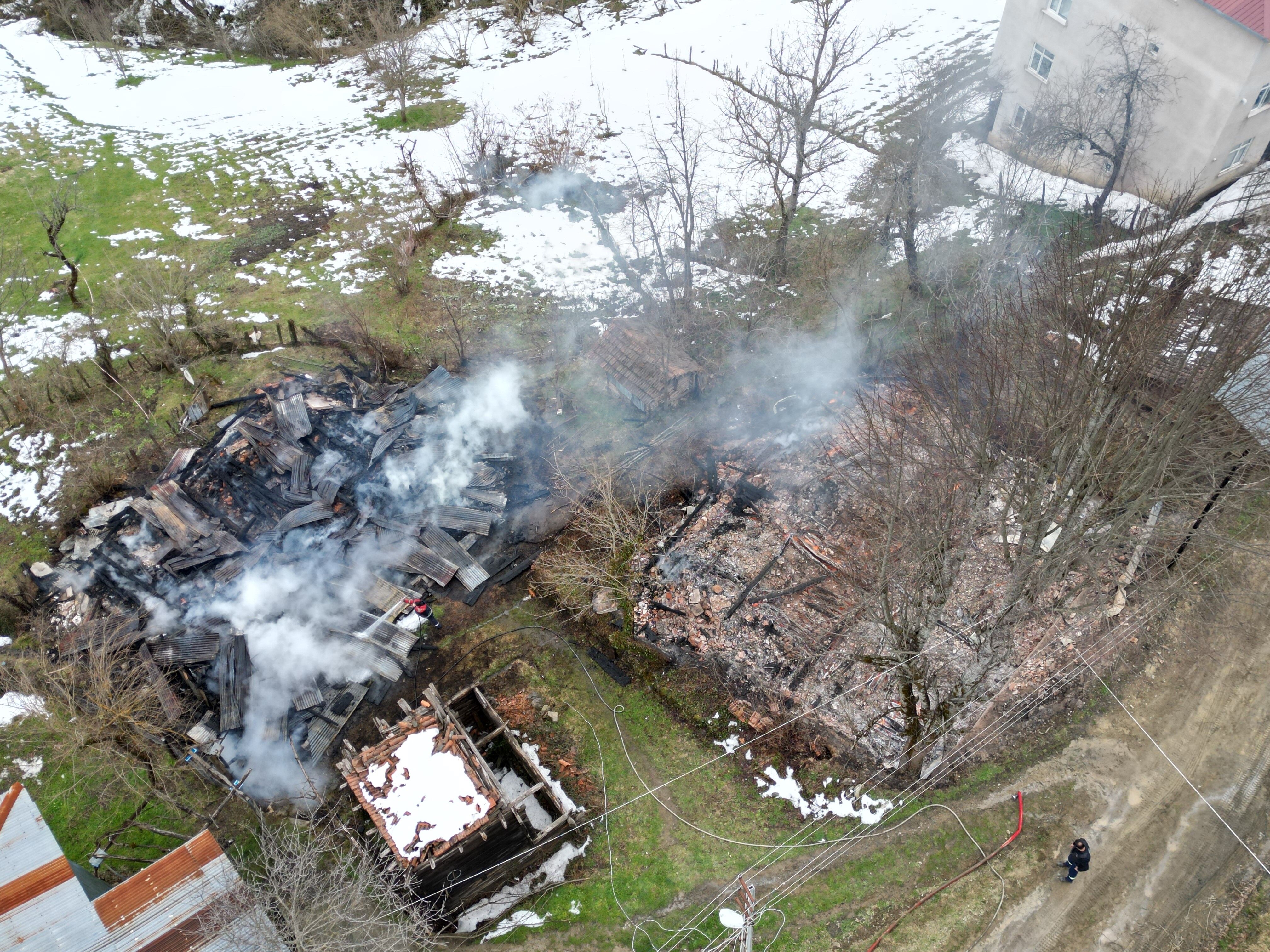 Sobadan Çıkan Yangın Iki Evi Ve Bir Ambarı Küle Çevirdi (2)
