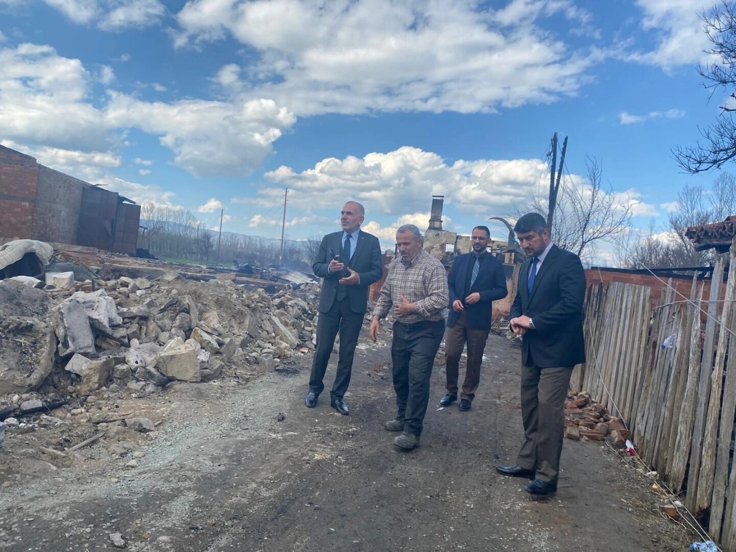 Bekir Derinden Yangınzedelere Ziyaret (1)