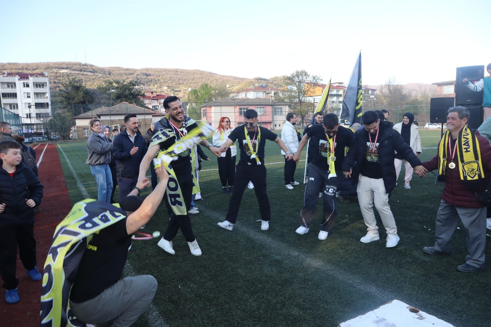 Cide Belediyespor Şampiyonluk Kupasını Coşkuyla Kaldırdı (2)