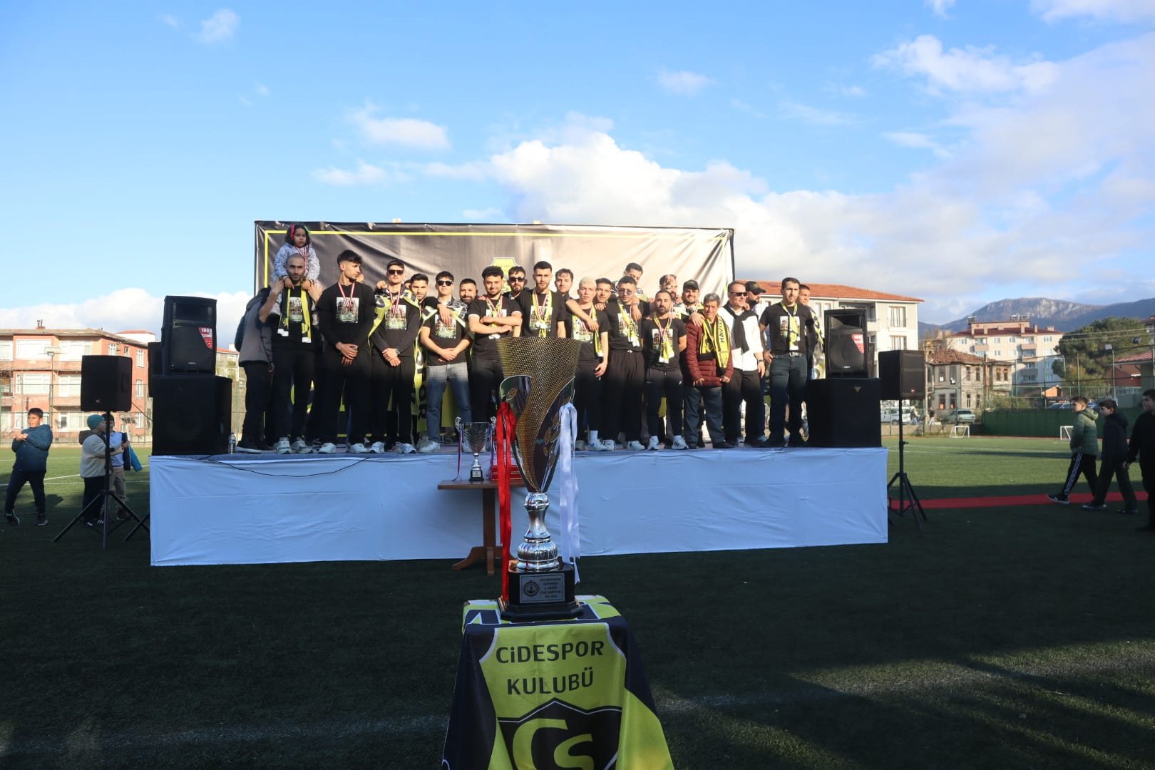 Cide Belediyespor Şampiyonluk Kupasını Coşkuyla Kaldırdı (3)