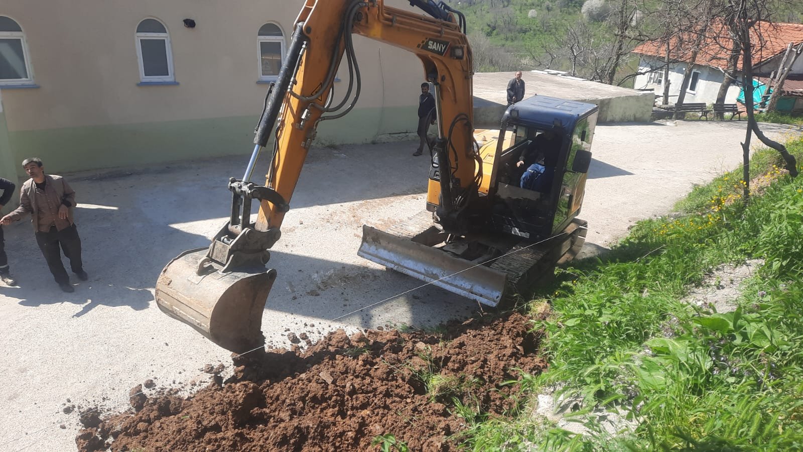 Cide Koy Meydanı Genisliyor