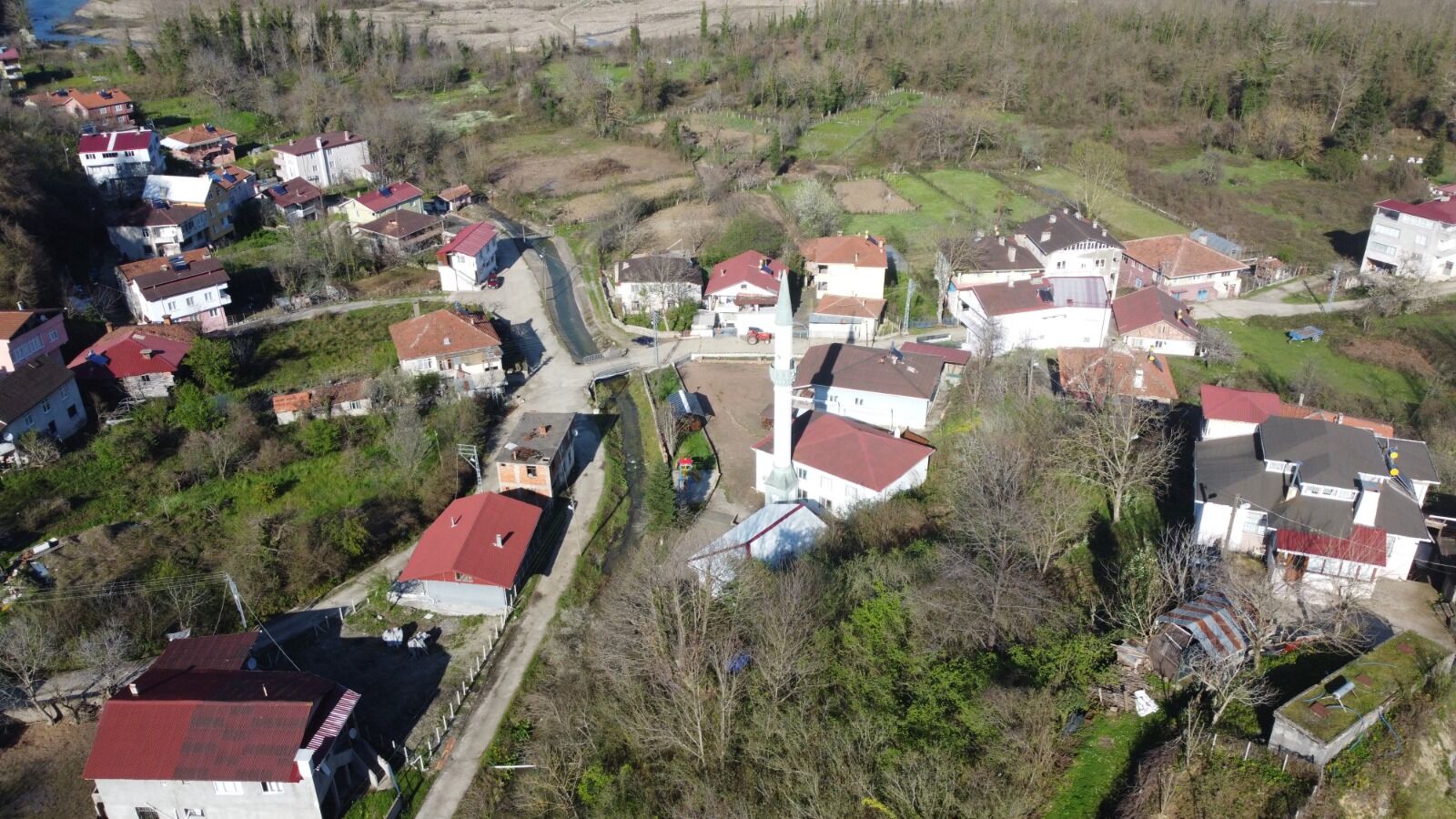 Cide’de Heyelan Paniği Hes Kanalı Taştı, Köy Sular Altında Kalıyordu (1)