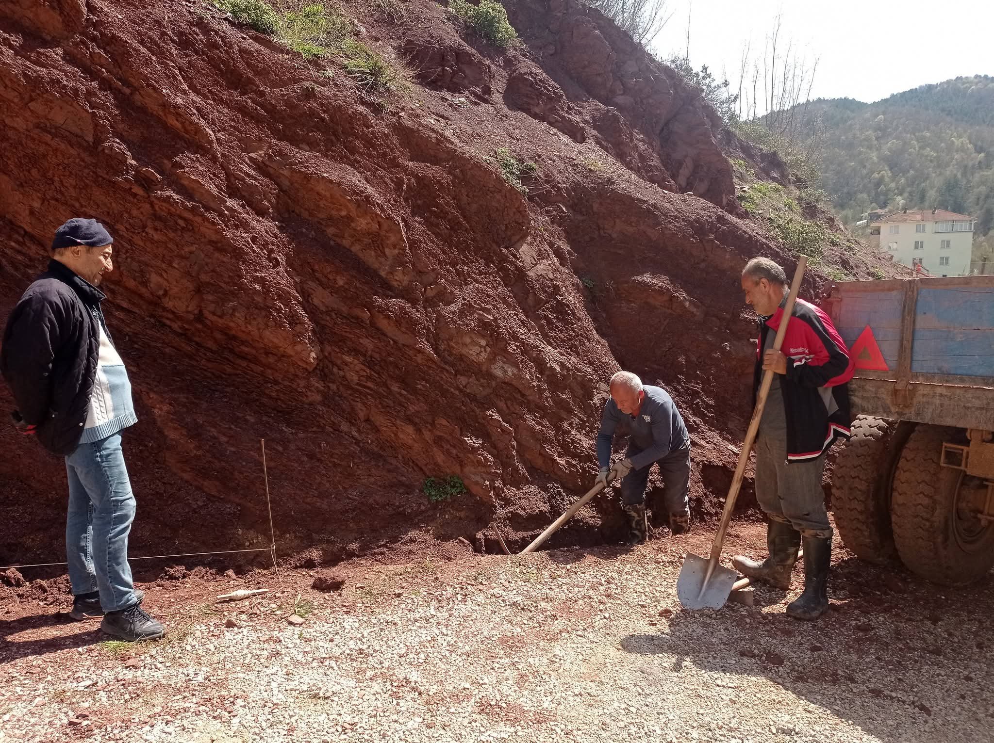 Cide’nin Köyünde Cami Avlusu Güzelleştiriliyor (1)