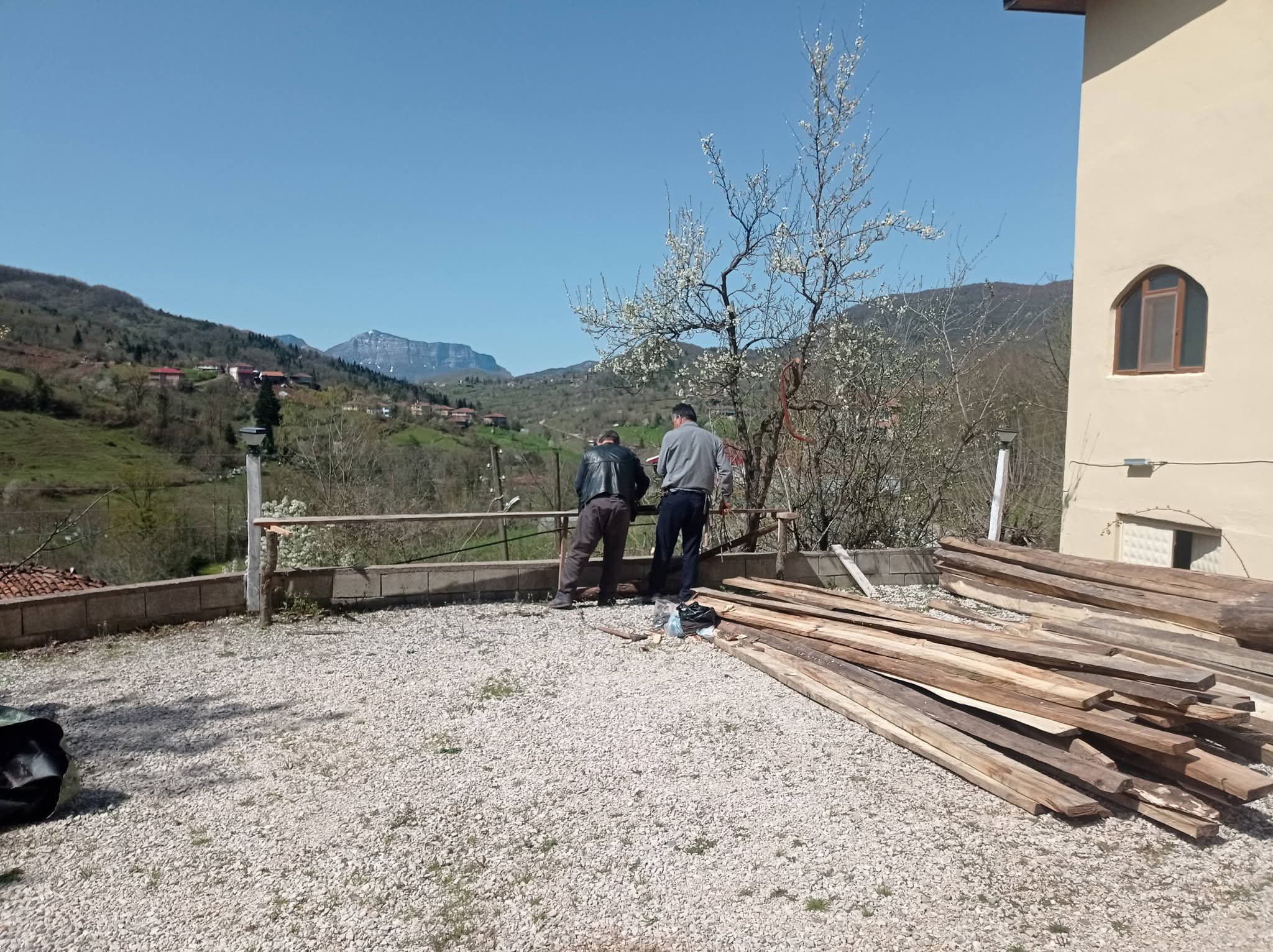Cide’nin Köyünde Cami Avlusu Güzelleştiriliyor (3)