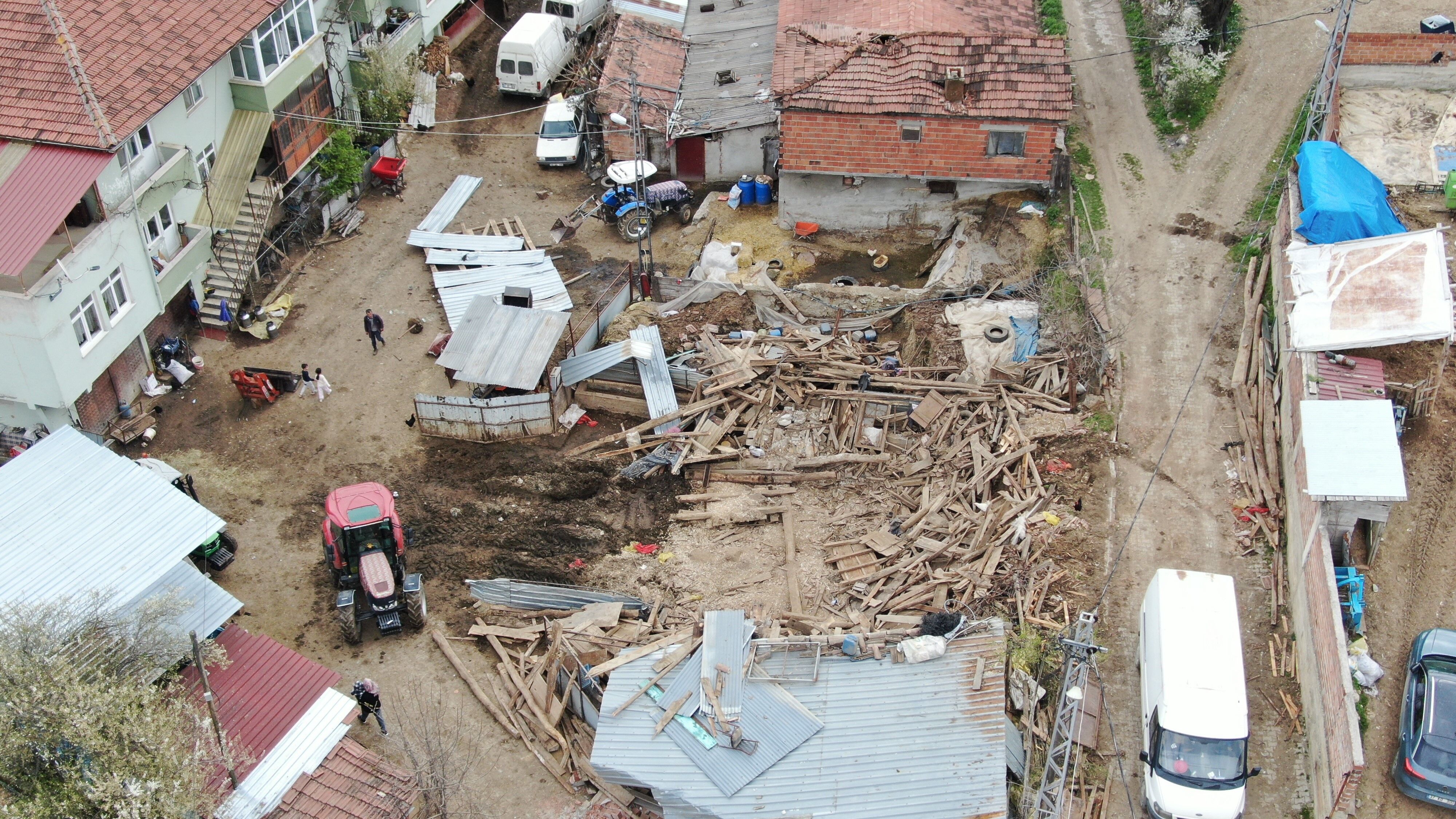 Fırtına Ahırı Çökertti, 4 Büyükbaş Telef Oldu (3)