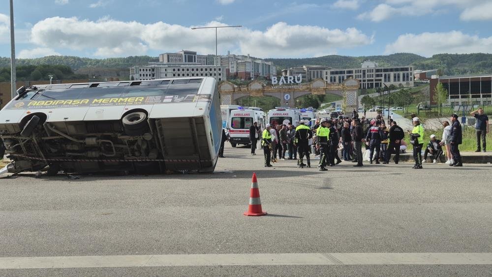 Halk Otobüsü Otomobilin Üzerine Devrildi 46 Yaralı (2)