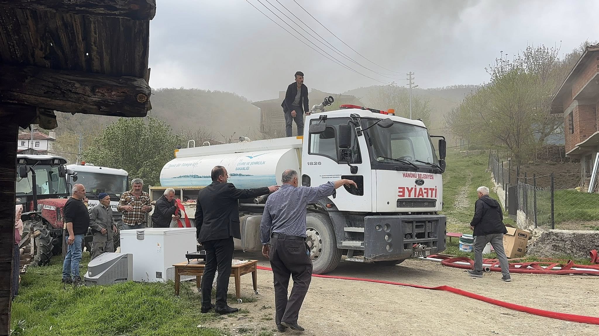 İki Katlı Ev Yangında Kullanılamaz Hale Geldi (2)