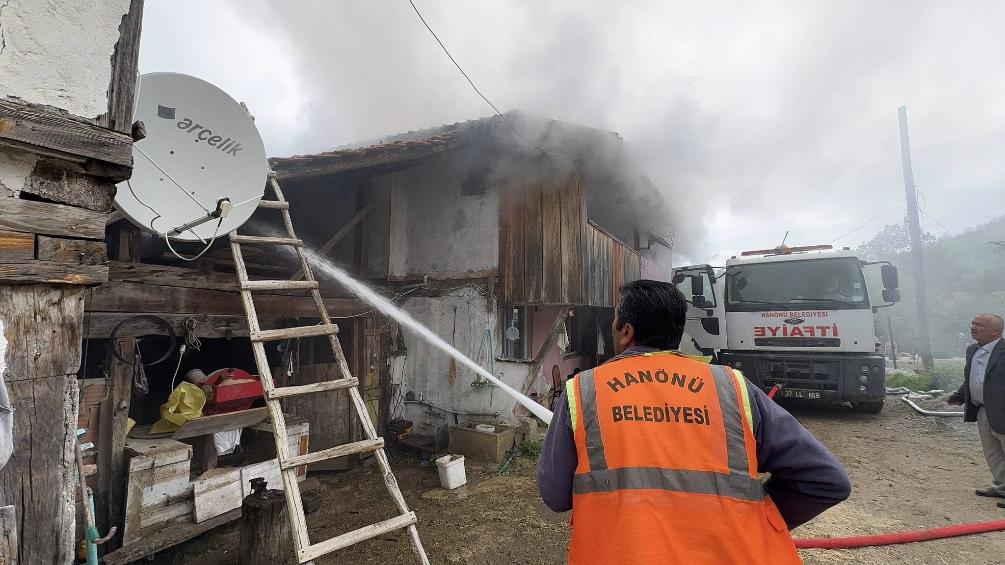 İki Katlı Ev Yangında Kullanılamaz Hale Geldi (3)