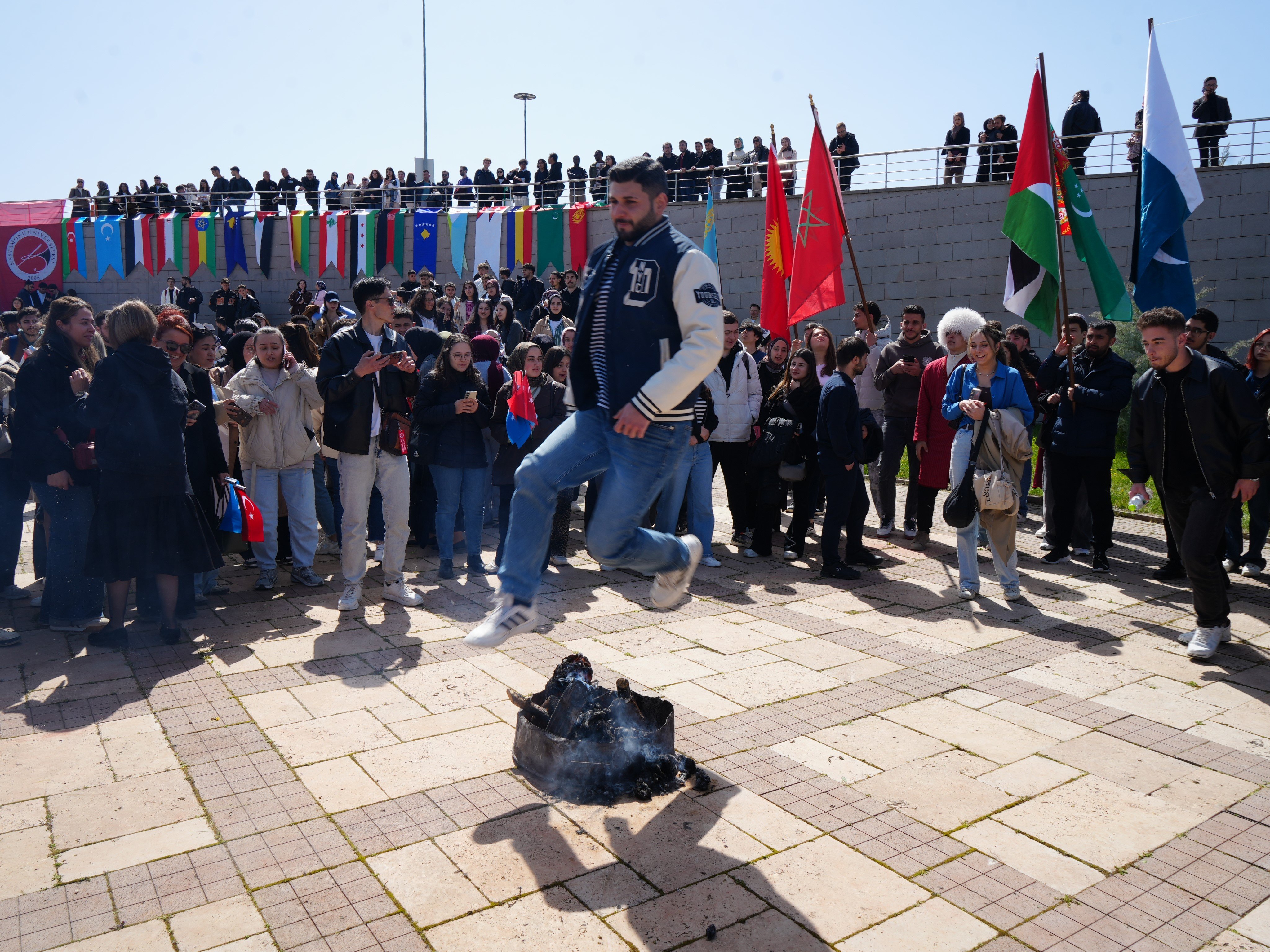 Kastamonu Üniversitesi’nde Nevruz Ateşi Yakıldı, Gösteriler Büyüledi (4)