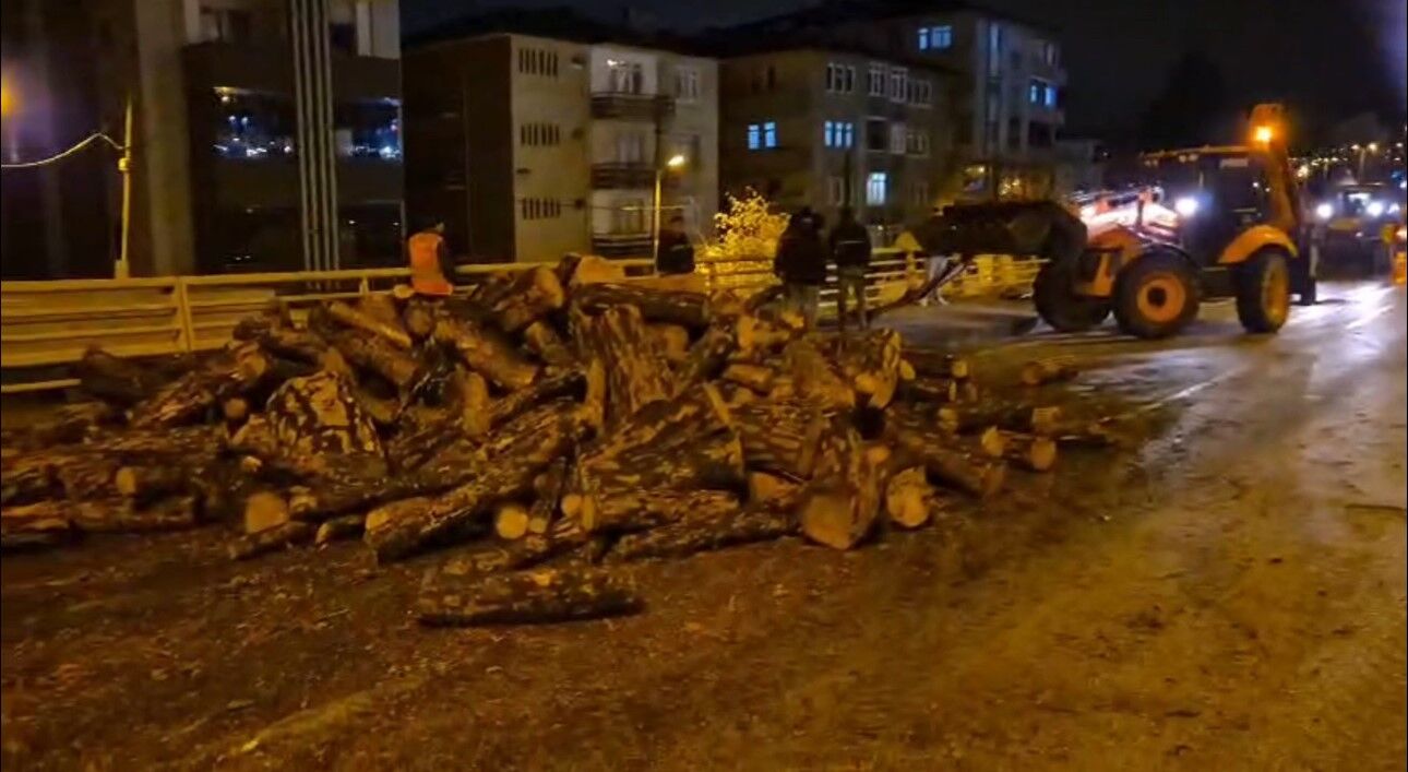 Kastamonu Yolunda Dökülen Odunlar 1 Saatte Kaldırıldı (2)
