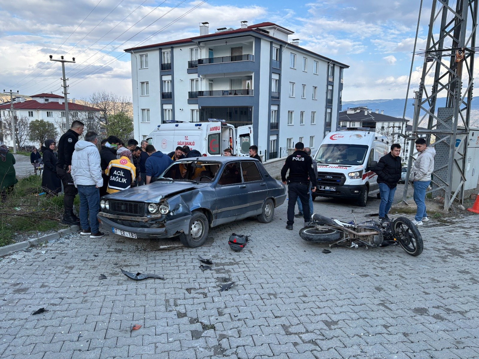 Kastamonu’da Otomobil Ile Motosiklet Çarpıştı 3 Yaralı (1)
