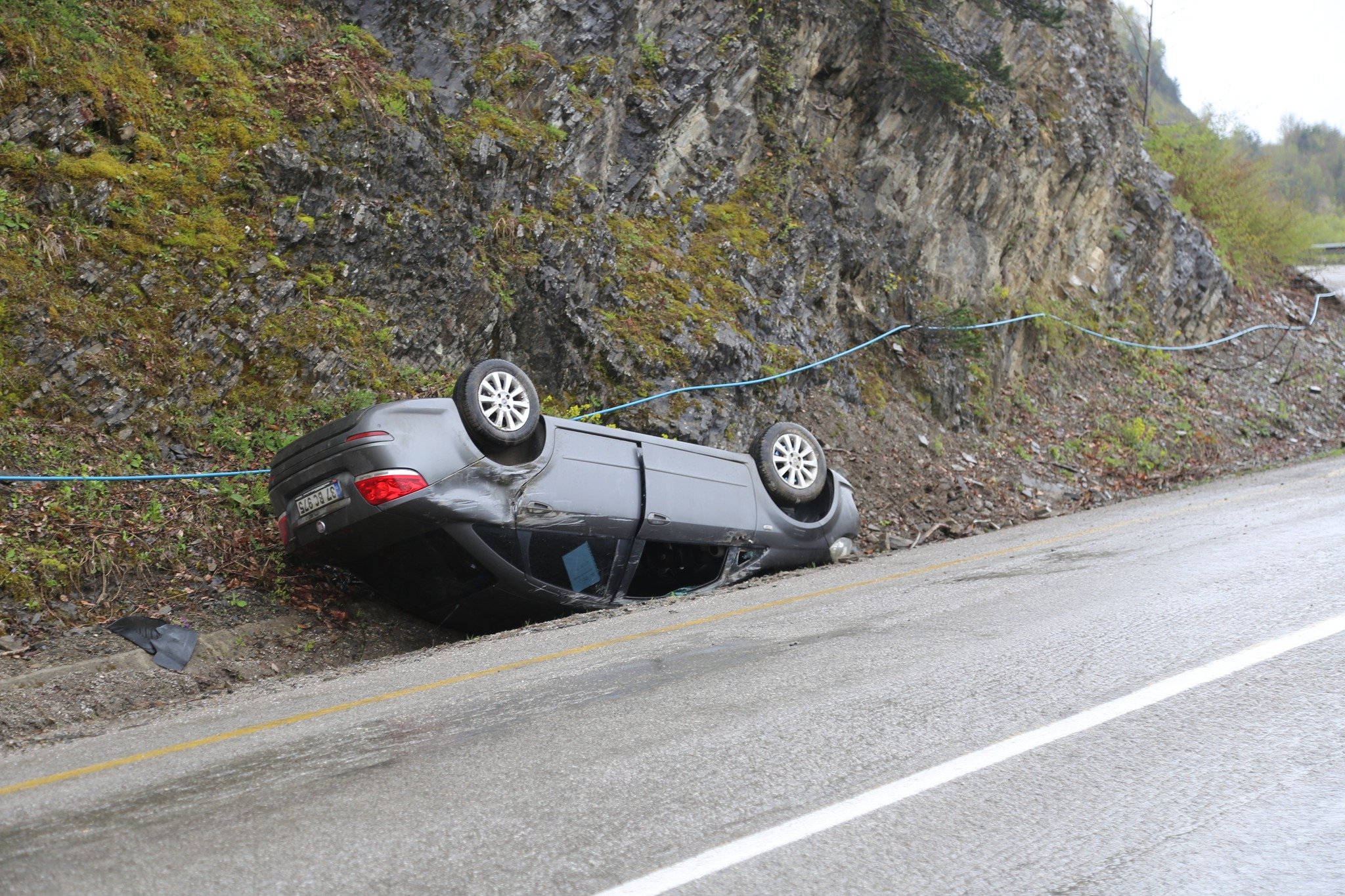 Kastamonu'da Otomobil Şarampole Devrilip Ters Durdu (1)