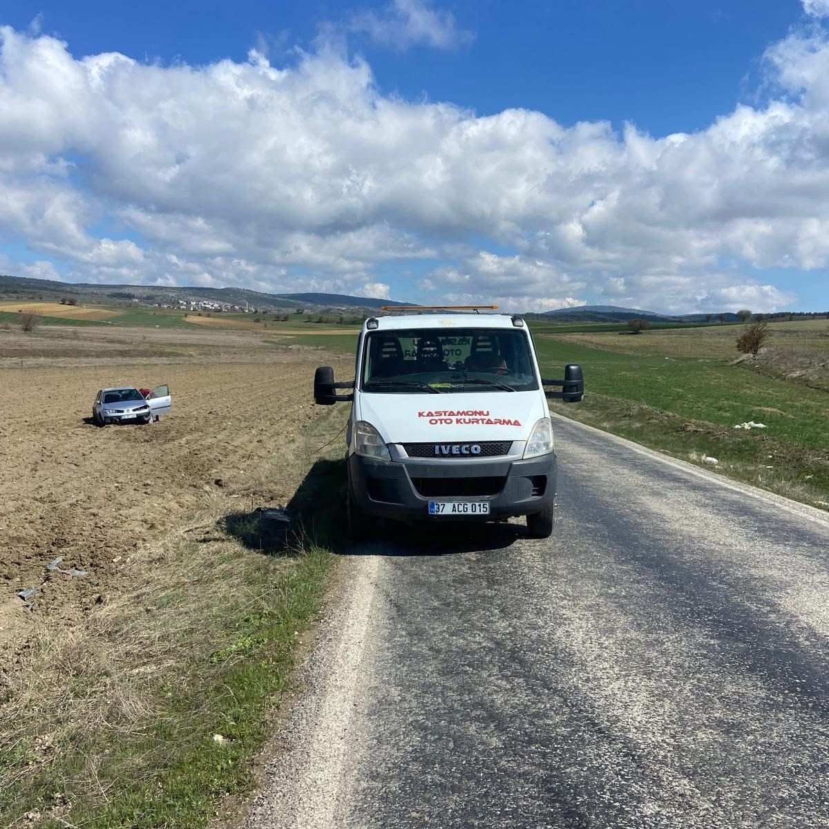 Kastamonu'da Yoldan Çıkan Otomobil Tarlaya Uçtu (1)