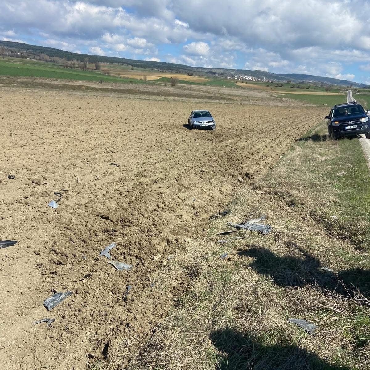 Kastamonu'da yoldan çıkan otomobil tarlaya uçtu